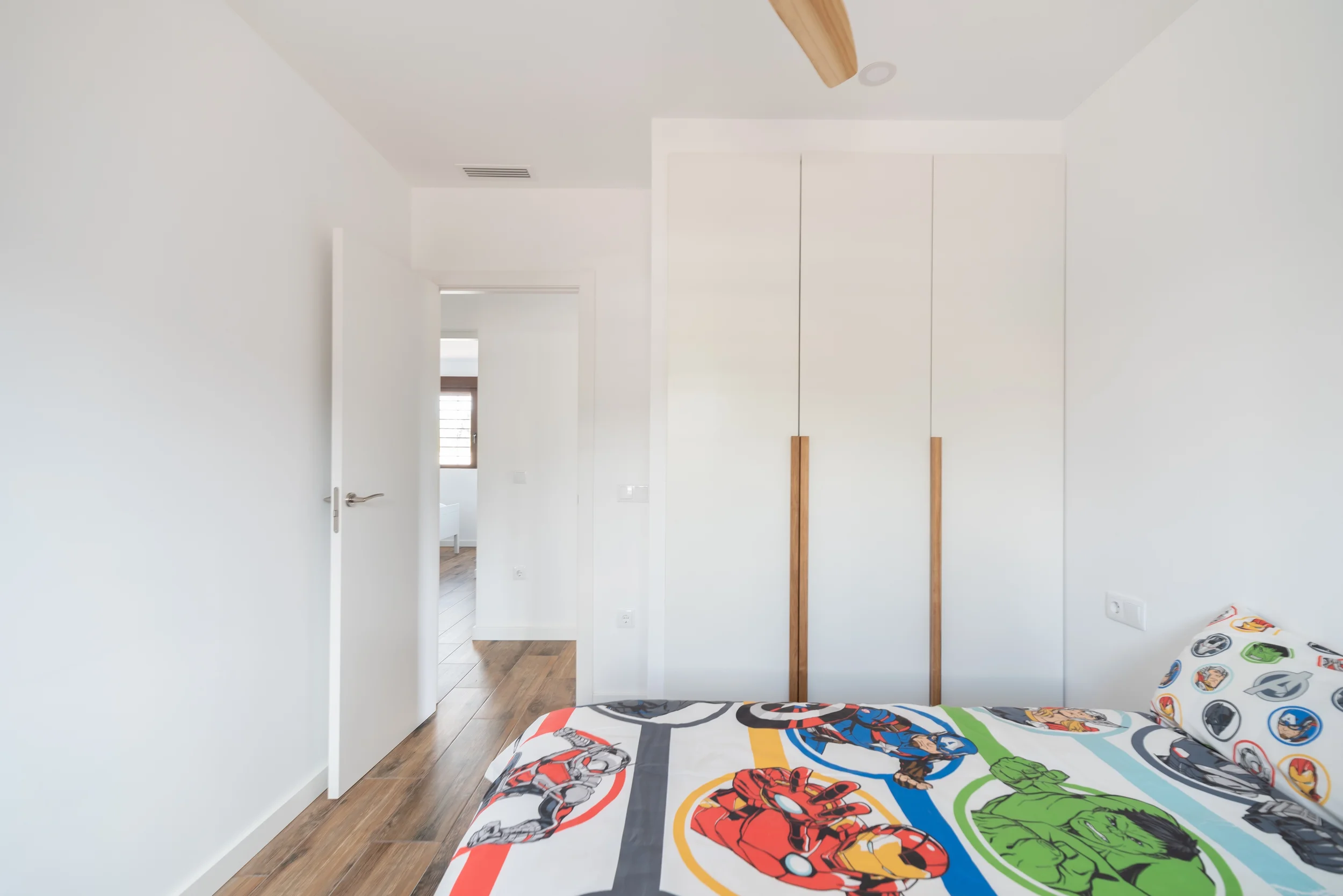 esvibar-arquitectes-villa-marisa-dormitorio-almacenaje-vivienda-obra-nueva-benicassim.webp