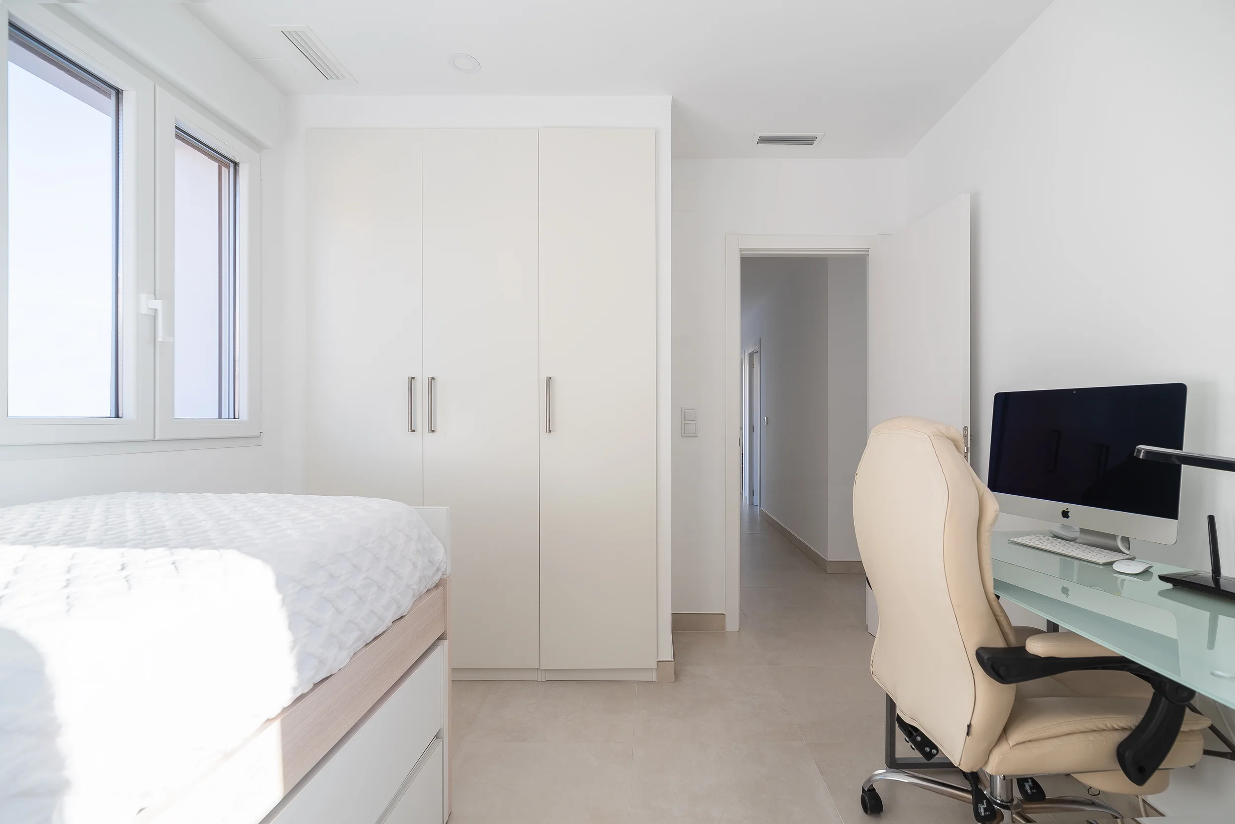 esvibar-arquitectes-casa-rio-habitacion-invitados-acogedora-vivienda-obra-nueva-vilareal-03.webp