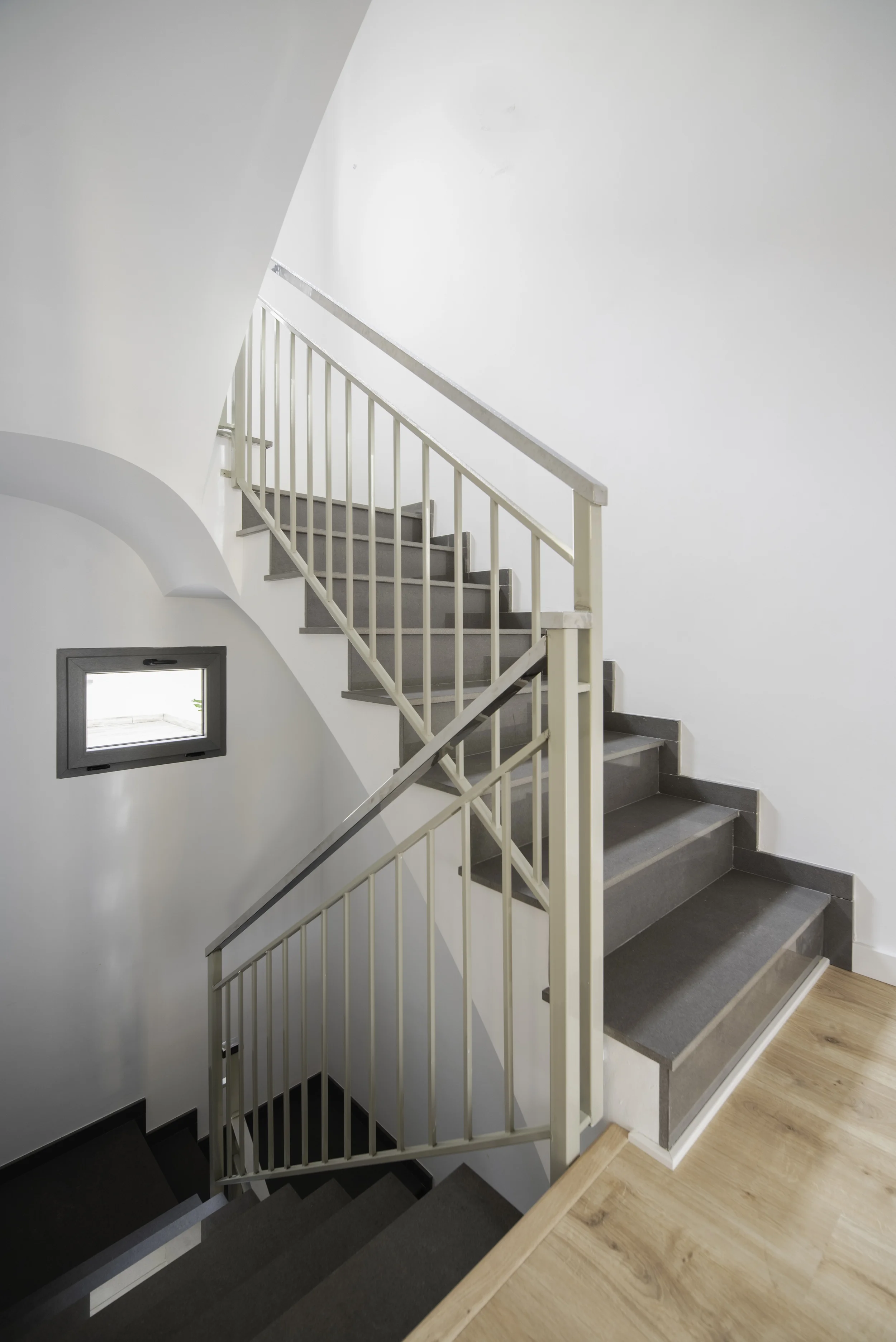 esvibar-arquitectes-grey-crest-escaleras-funcionales-vivienda-reforma-integral-vilareal-castellon.webp