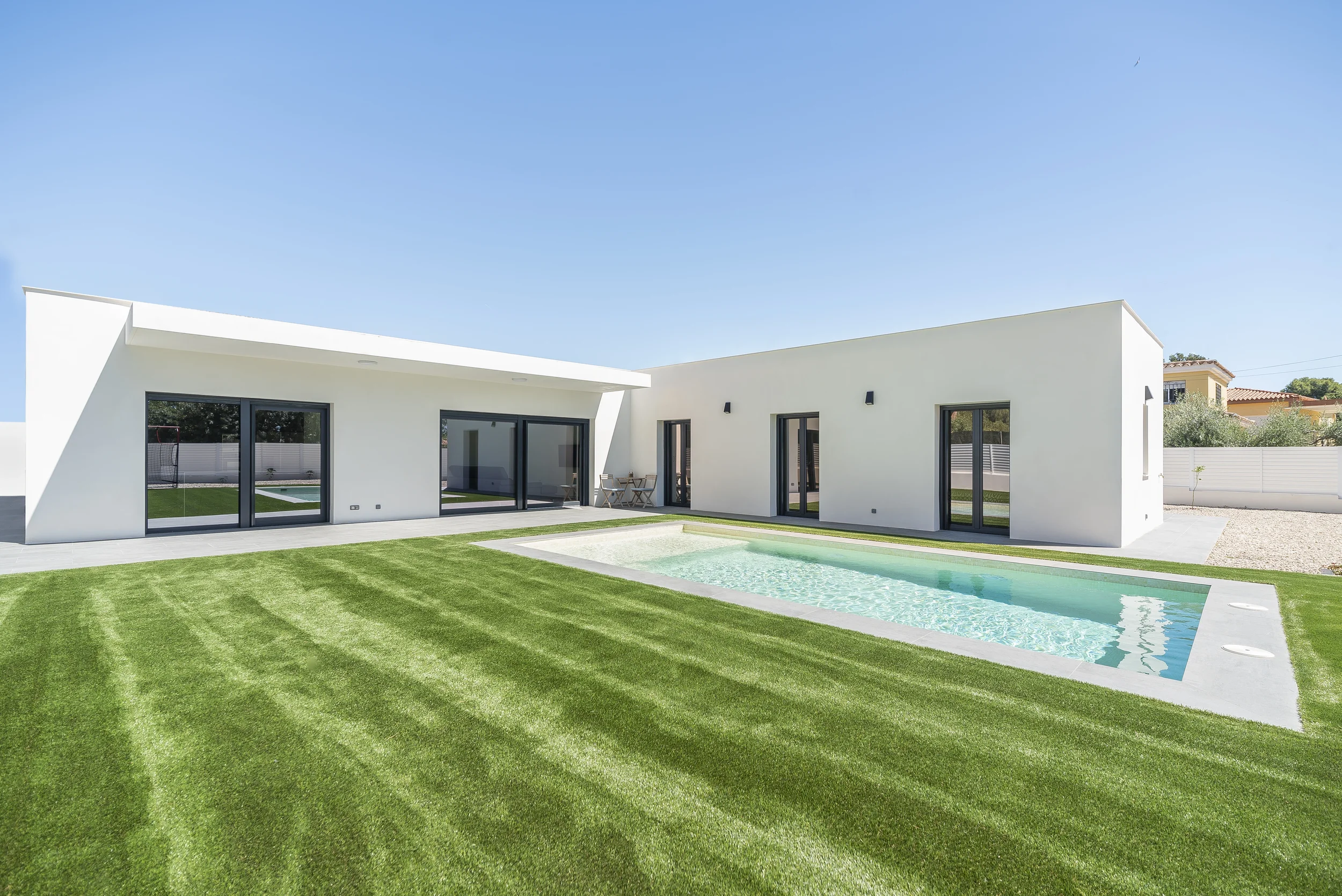 esvibar-arquitectes-casa-ian-jardin-piscina-amplio-vivienda-obra-nueva-castellon.webp