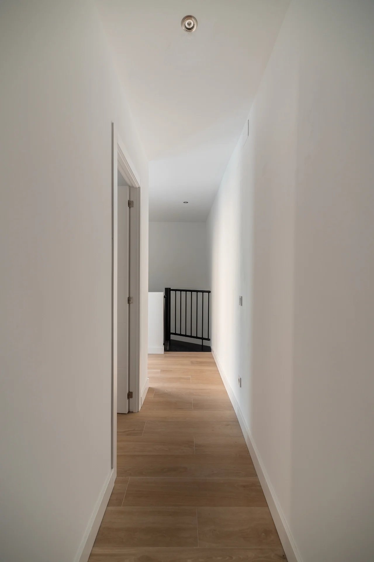 esvibar-arquitectes-casa-seco-interior-pasillo-funcional-vivienda-rehabilitacion-integral-vilareal-castellon