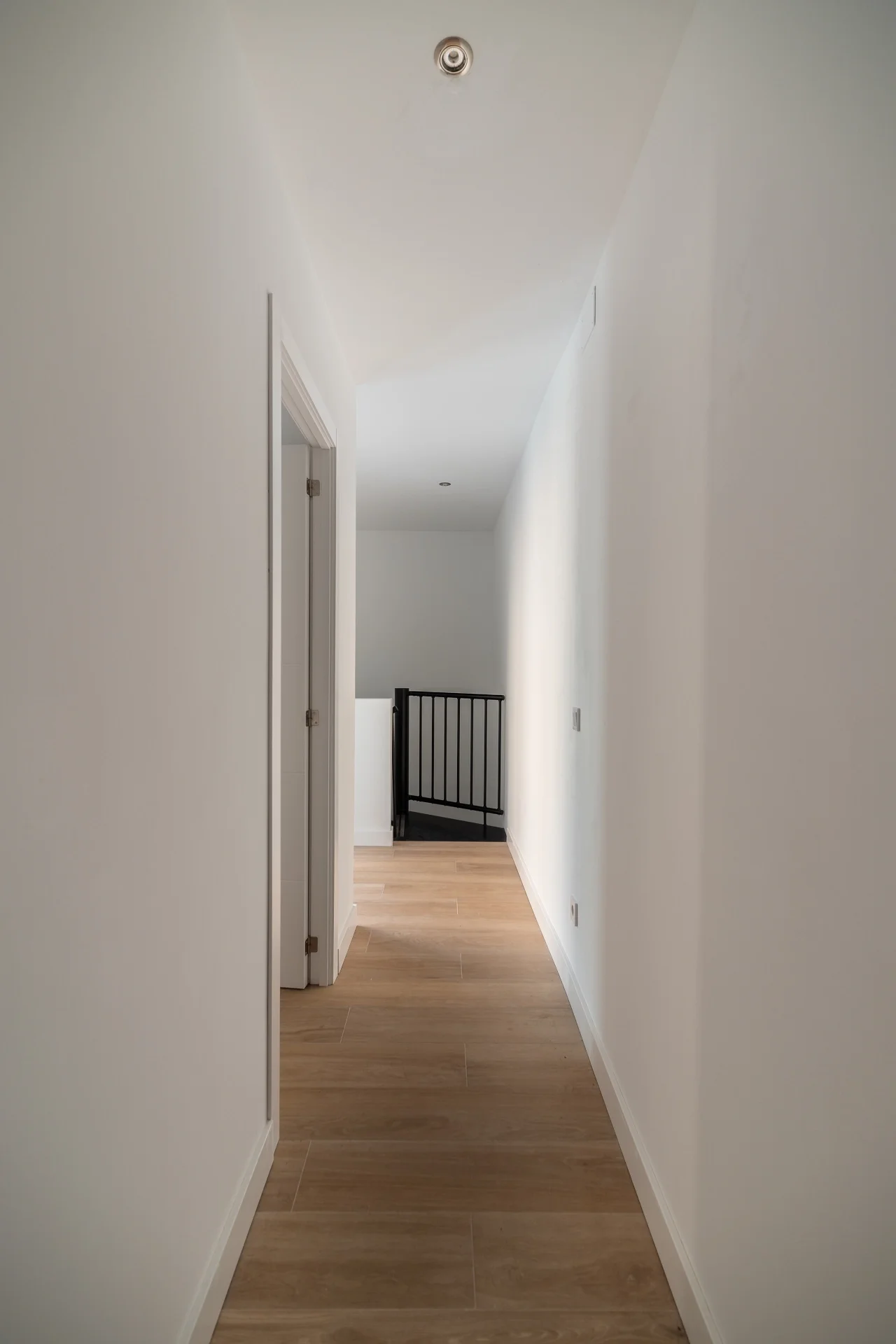 esvibar-arquitectes-casa-seco-interior-pasillo-funcional-vivienda-rehabilitacion-integral-vilareal-castellon.webp