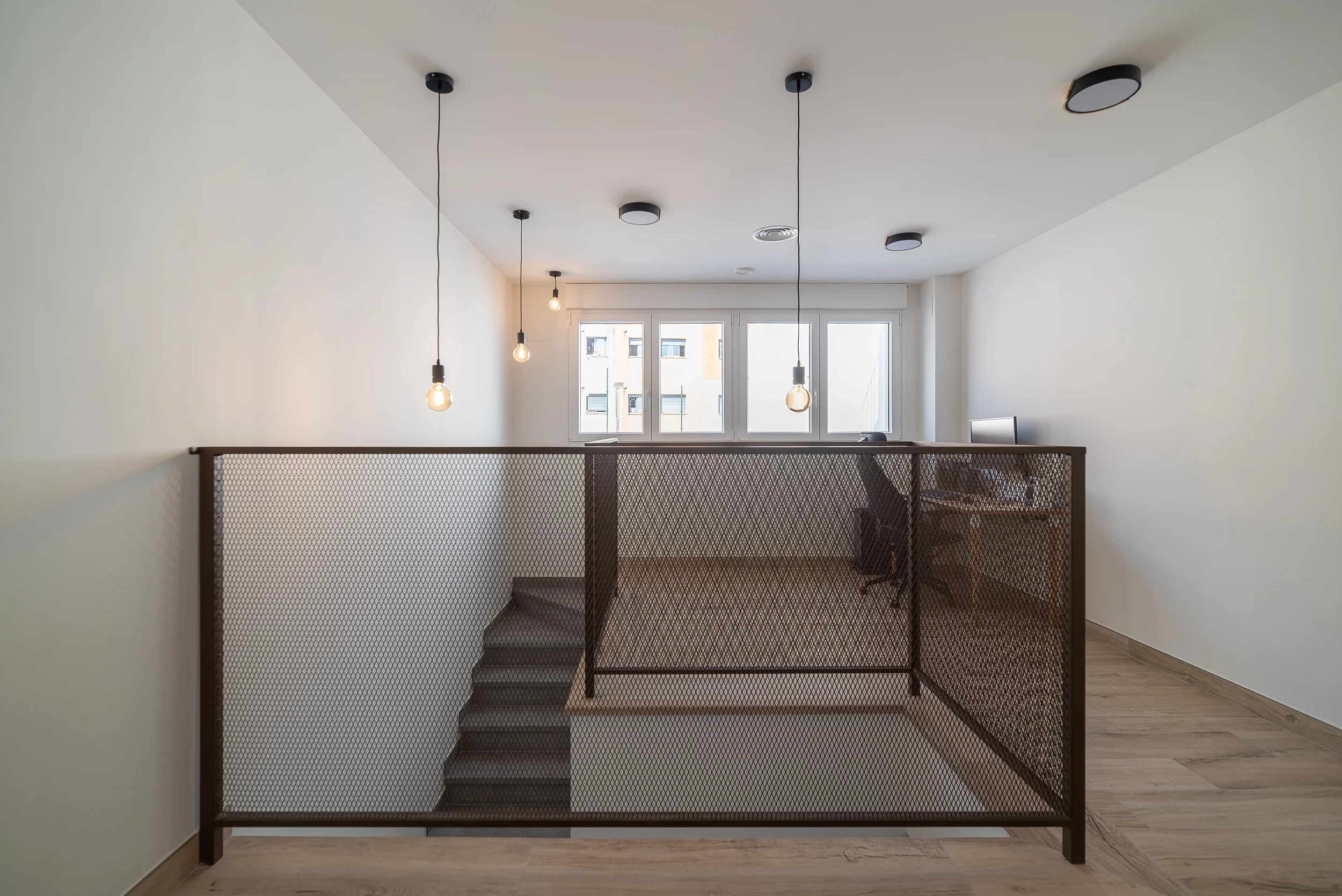 esvibar-arquitectes-casa-nupaes-distribuidor-despacho-luminoso-vivienda-rehabilitacion-vilareal-castellon.webp