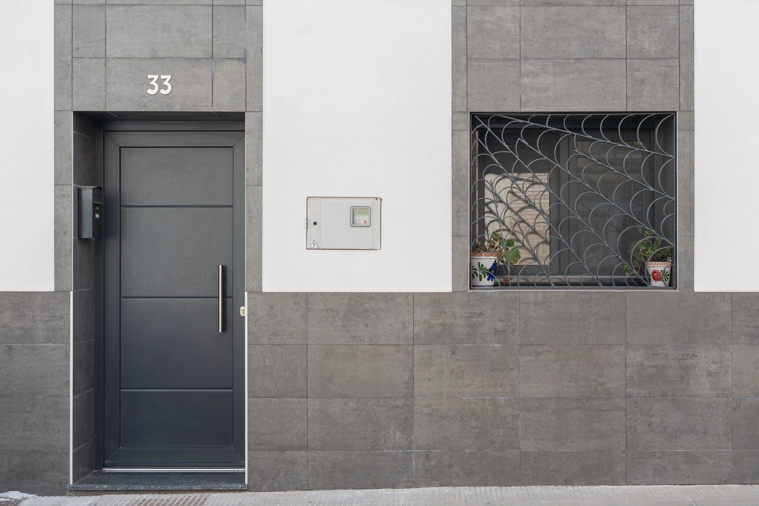 esvibar-arquitectes-sm33-exterior-puerta-entrada-reja-decorativa-moderna-rehabilitacion-vivienda-vilareal-castellon.webp