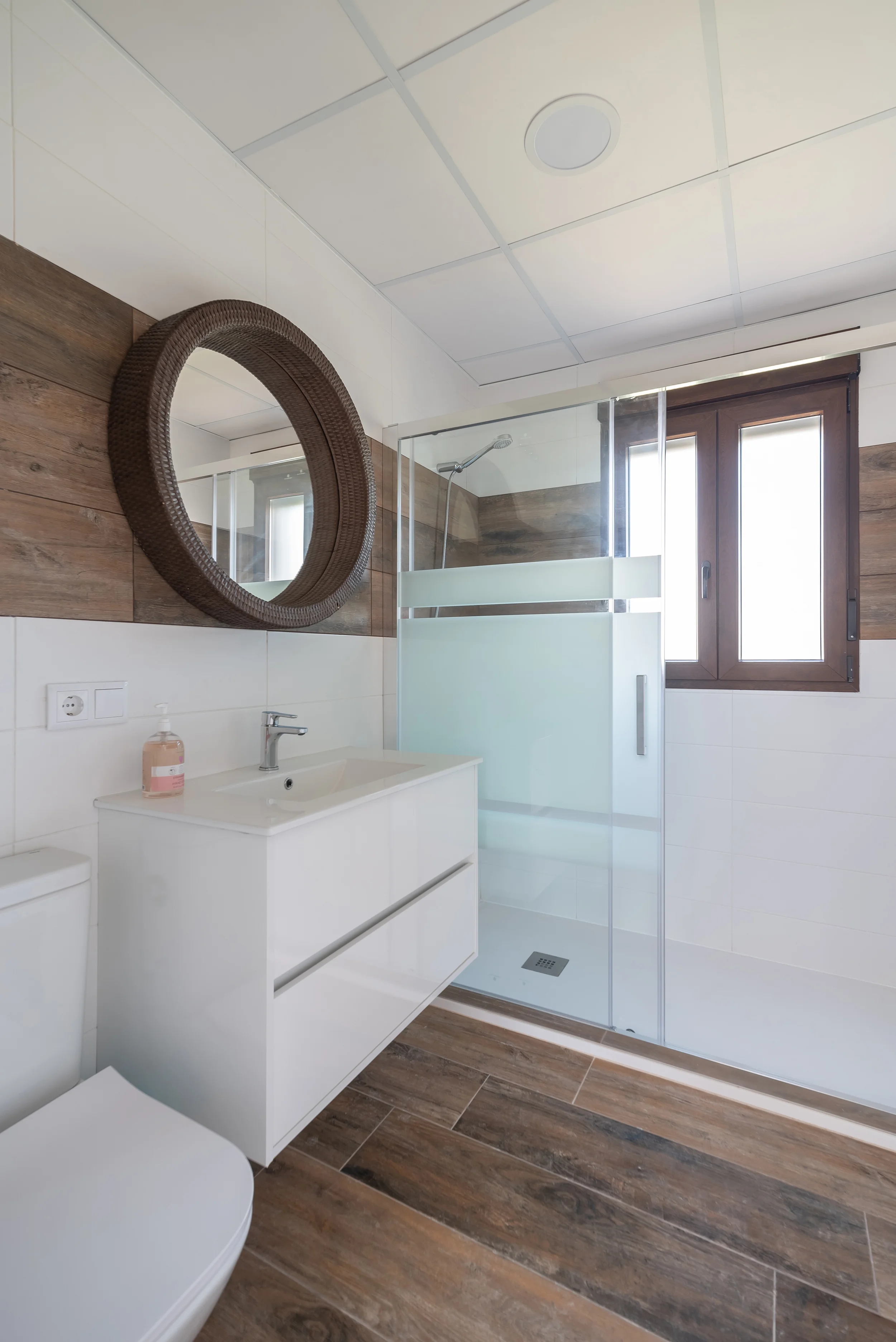 esvibar-arquitectes-villa-marisa-baño-atemporal-vivienda-obra-nueva-benicassim-02.webp
