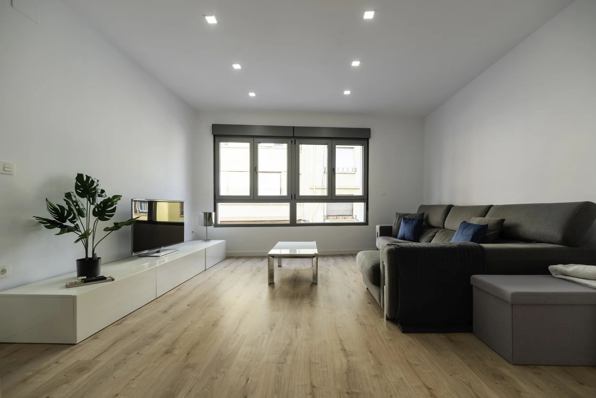 esvibar-arquitectes-grey-crest-salon-amplio-vivienda-reforma-integral-vilareal-castellon.webp