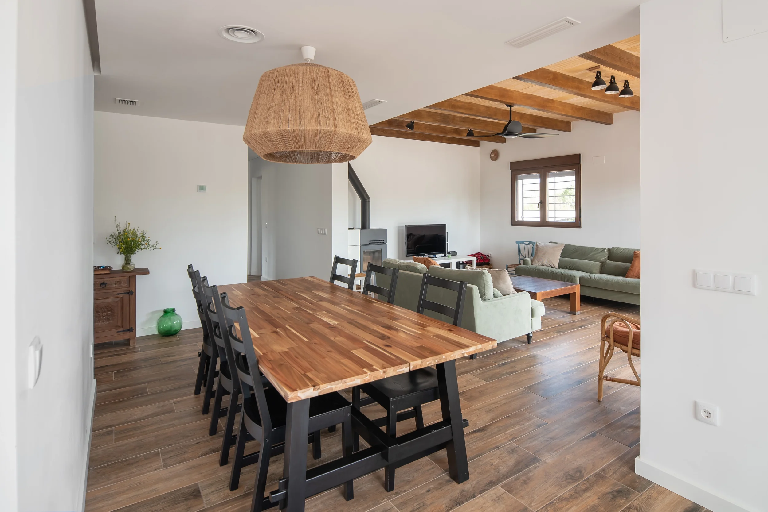 esvibar-arquitectes-villa-marisa-comedor-salon-amplio-vivienda-obra-nueva-benicassim.webp