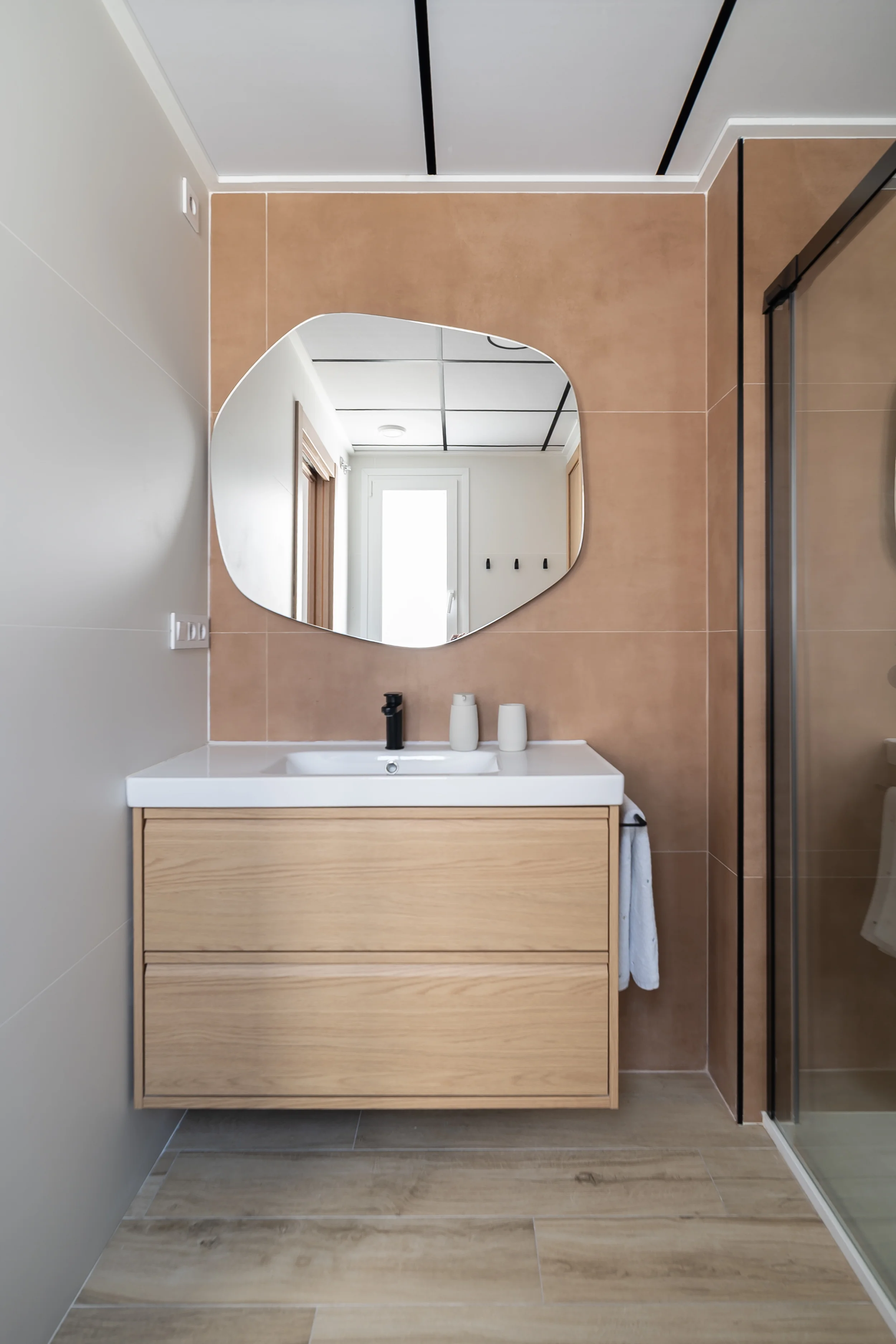 esvibar-arquitectes-casa-nupaes-baño-planta-baja-moderno-vivienda-rehabilitacion-vilareal-castellon.webp