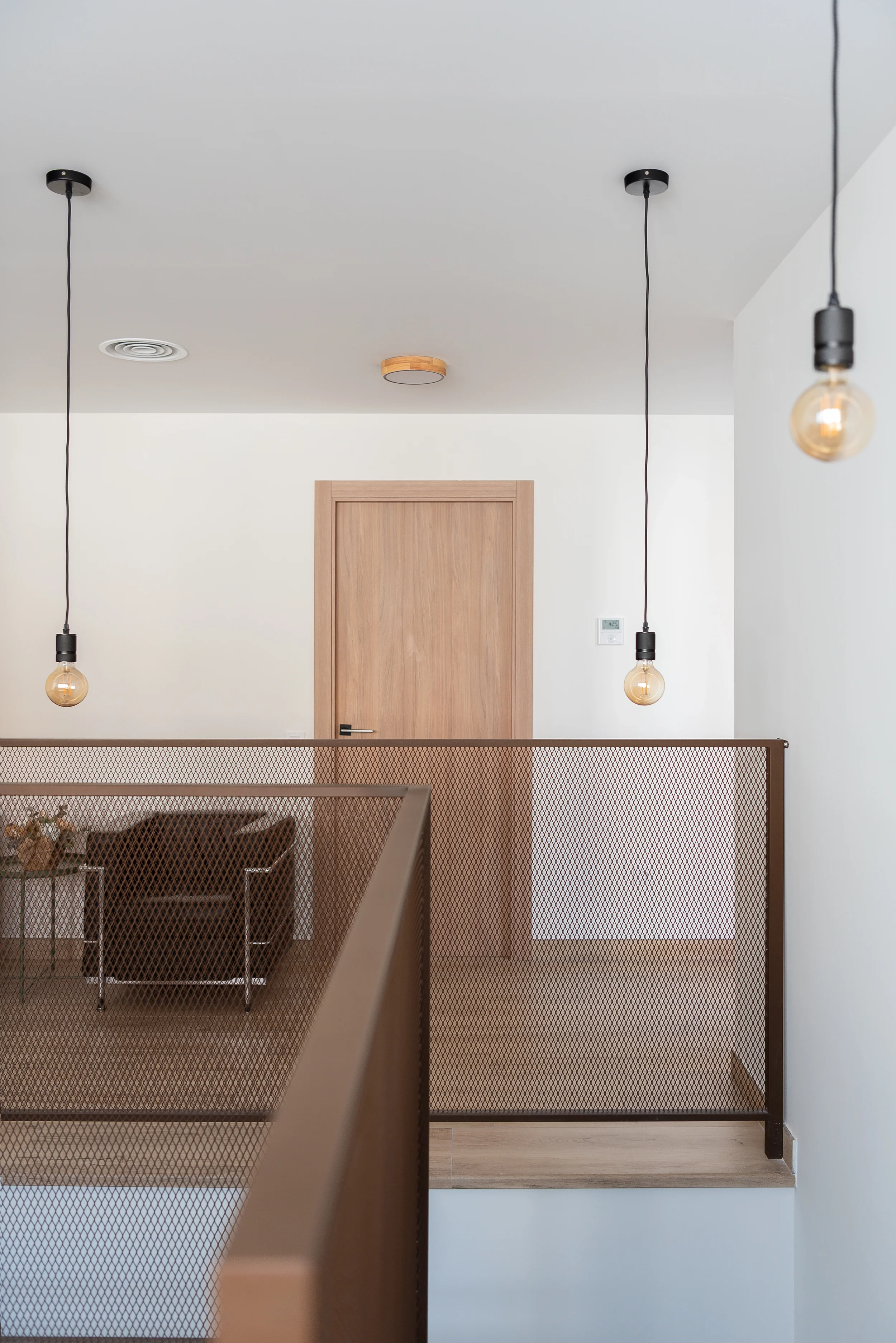 esvibar-arquitectes-casa-nupaes-distribuidor-barandilla-escalera-vivienda-rehabilitacion-vilareal-castellon.webp