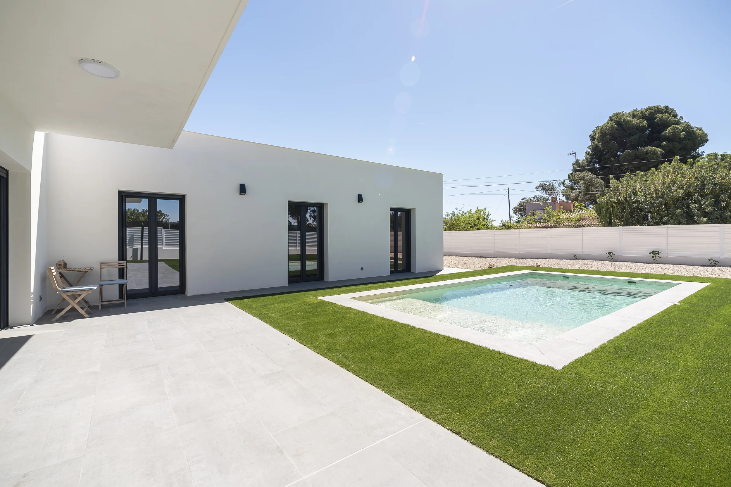 esvibar-arquitectes-casa-ian-jardin-piscina-vivienda-obra-nueva-castellon.webp