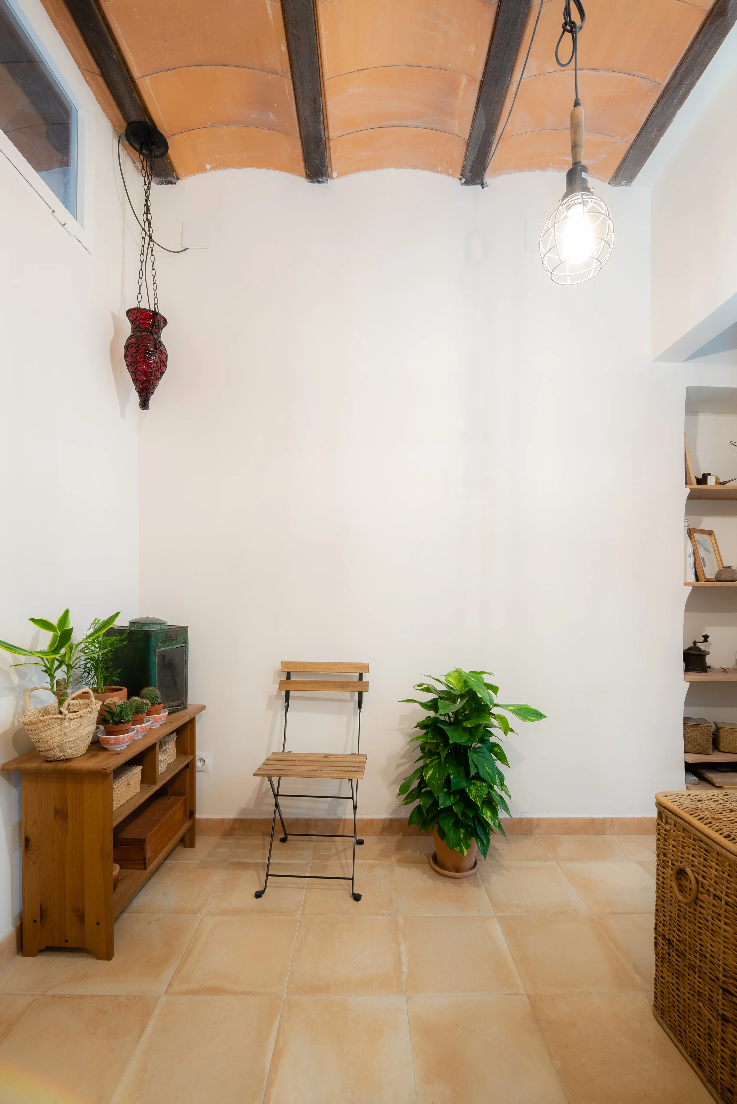 esvibar-arquitectes-lepanto-habitacion-amplia-mediterranea-reforma-vivienda-castellon-01.webp