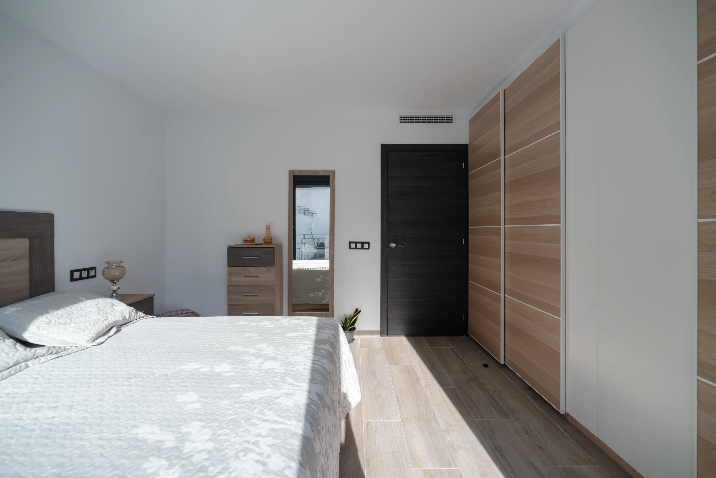 esvibar-arquitectes-sm33-dormitorio-luminoso-rehabilitacion-vivienda-vilareal-castellon-01.webp