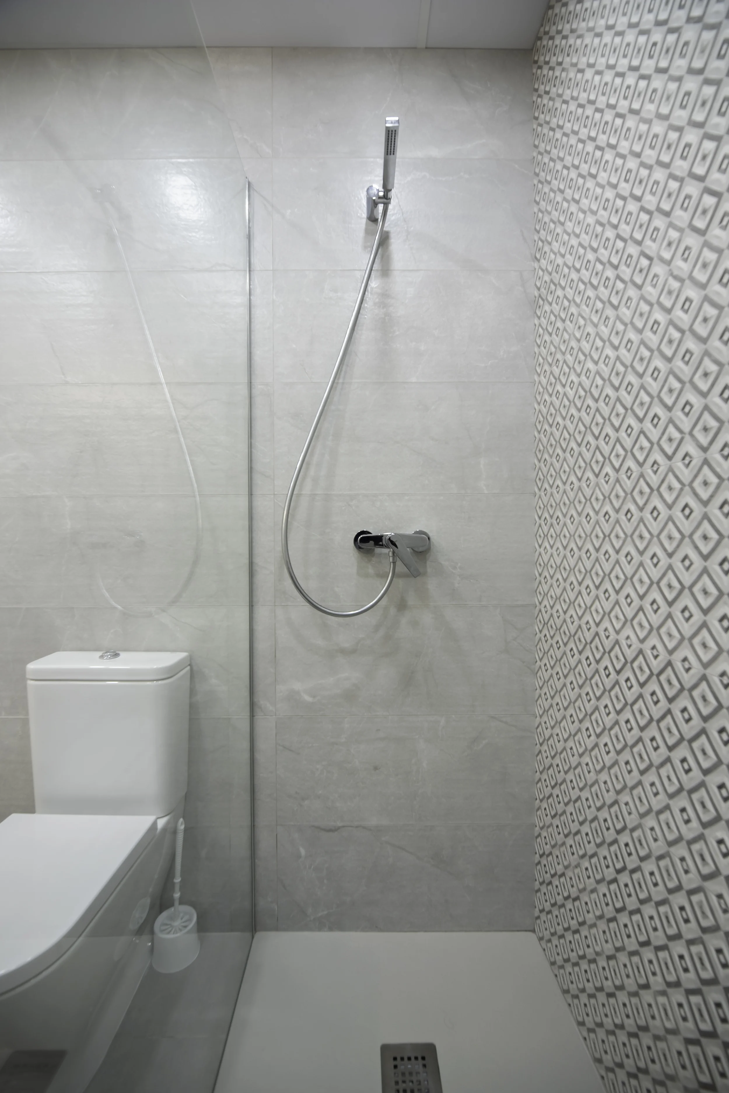 esvibar-arquitectes-grey-crest-baño-ducha-azulejos-vivienda-reforma-integral-vilareal-castellon.webp