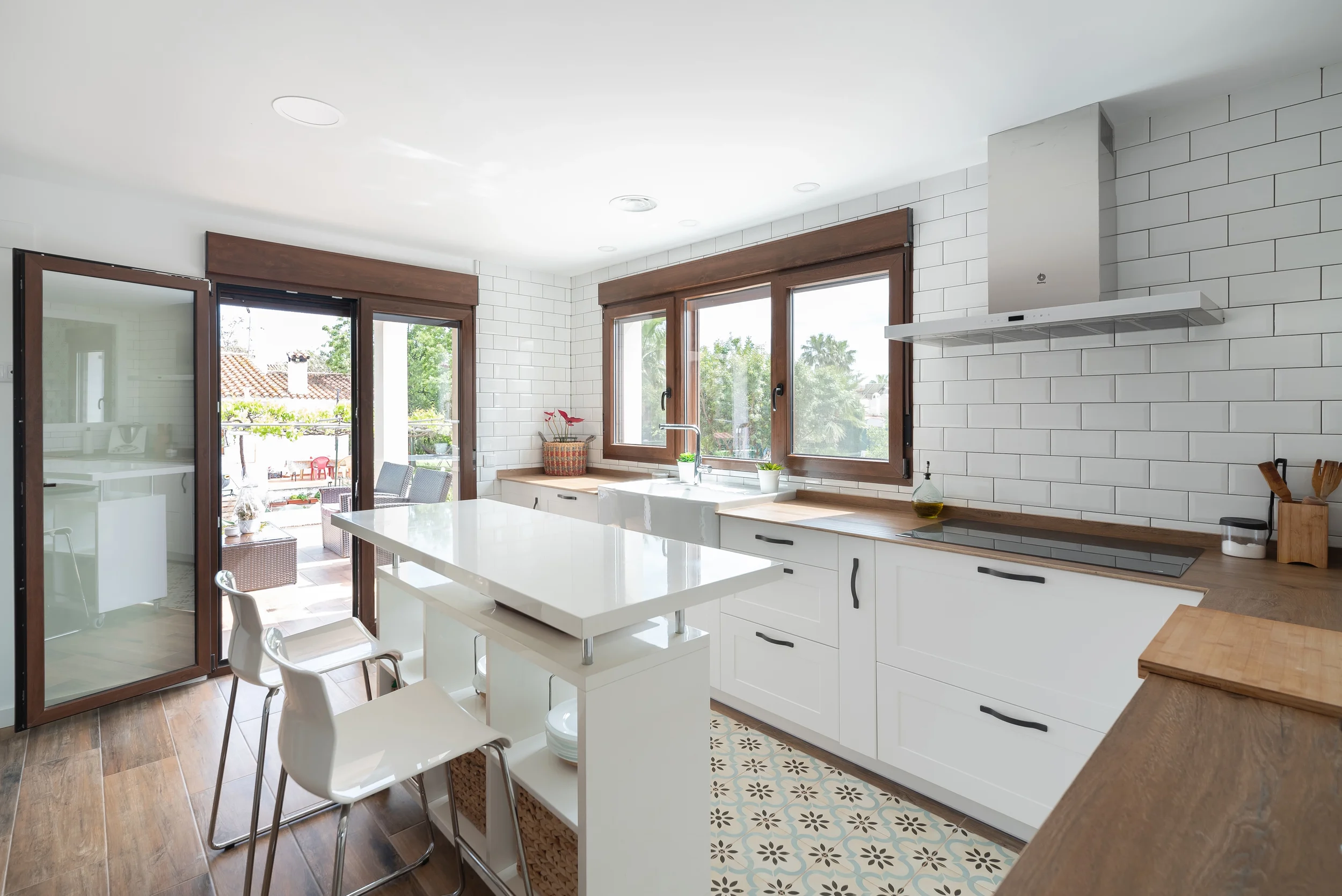 esvibar-arquitectes-villa-marisa-cocina-luminosa-vivienda-obra-nueva-benicassim-01.webp