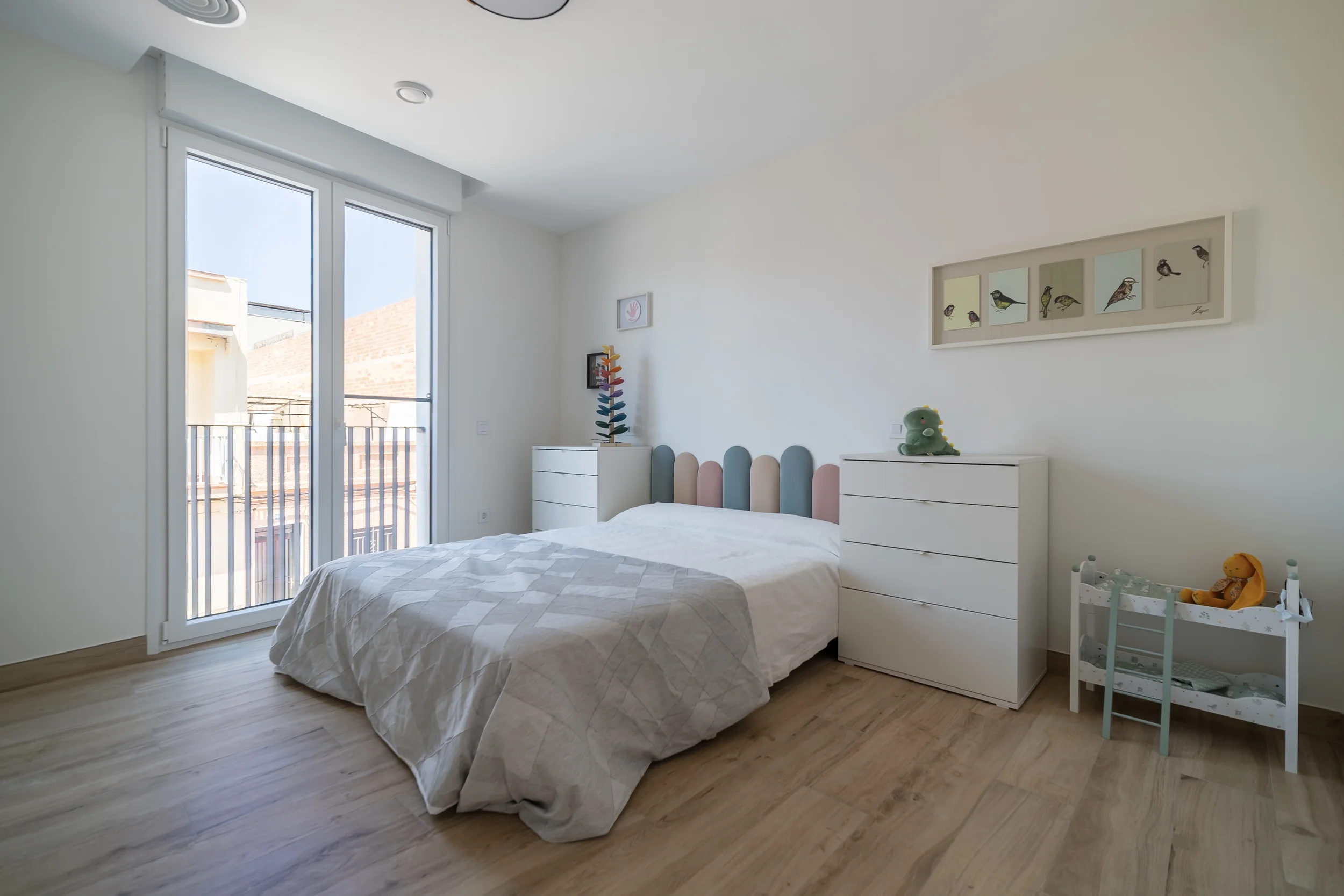 esvibar-arquitectes-casa-nupaes-dormitorio-luminoso-vivienda-rehabilitacion-vilareal-castellon.webp