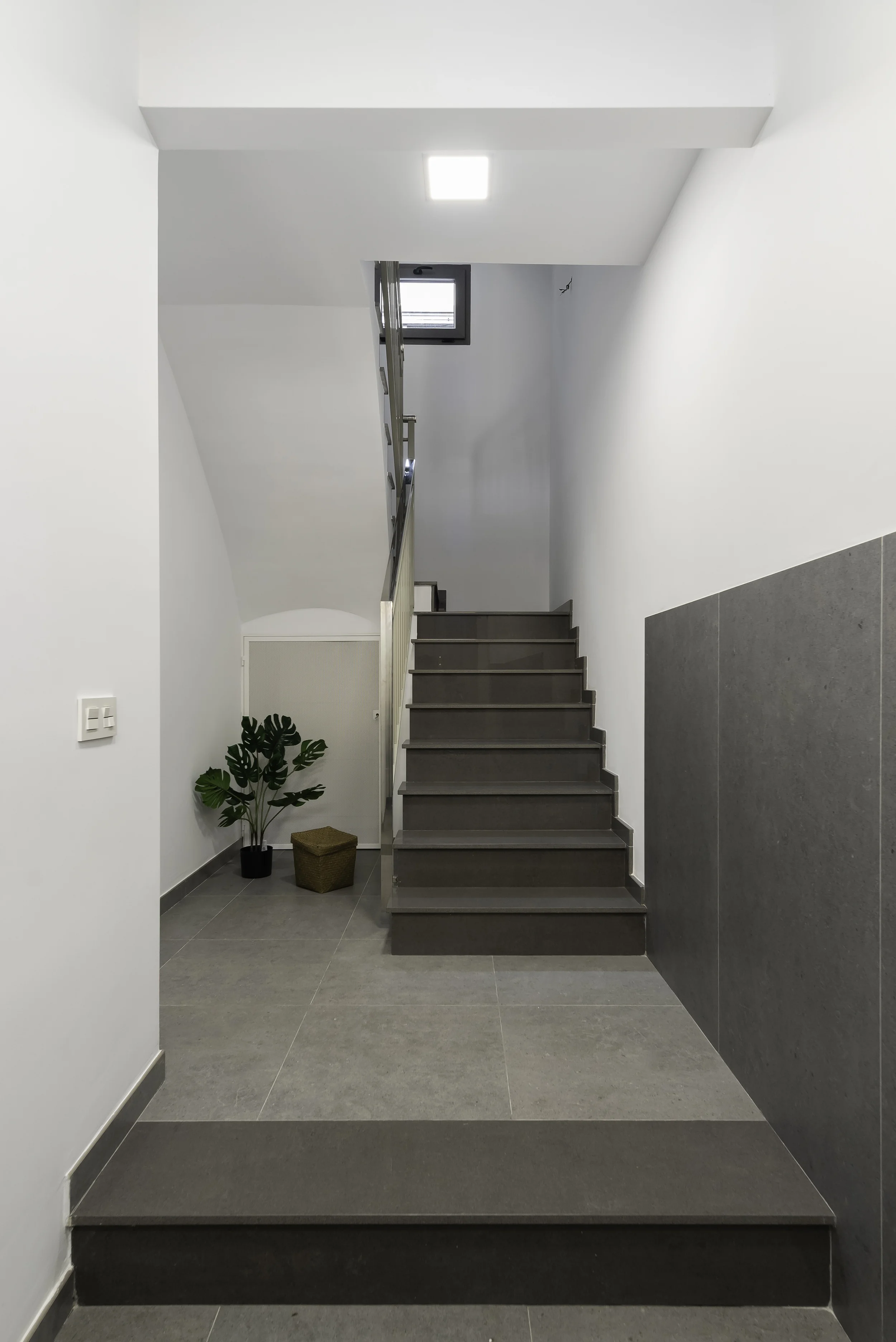 esvibar-arquitectes-grey-crest-entrada-principal-escaleras-minimalistas-vivienda-reforma-integral-vilareal-castellon.webp