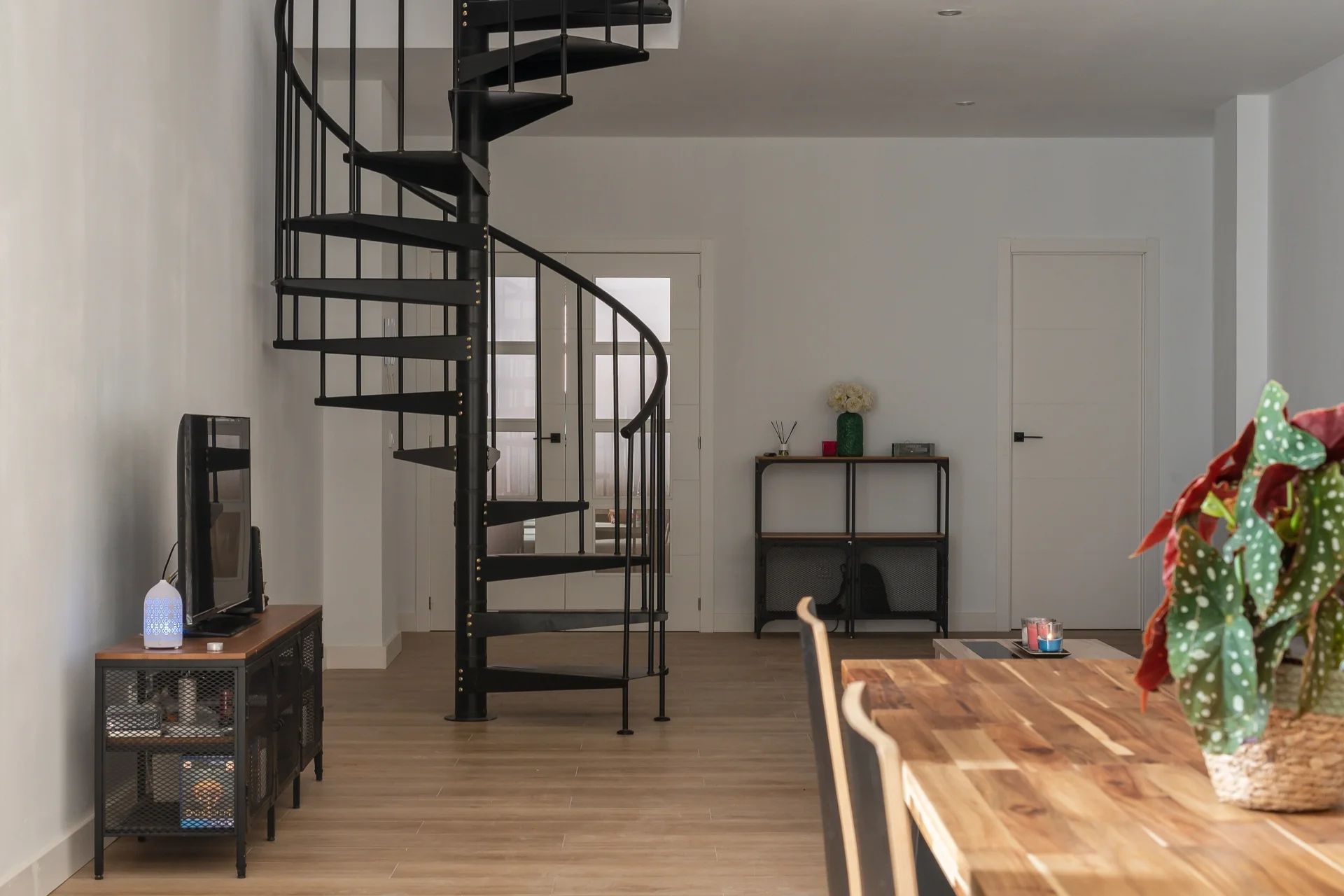 esvibar-arquitectes-casa-seco-salon-escalera-atemporal-vivienda-rehabilitacion-integral-vilareal-castellon-02.webp