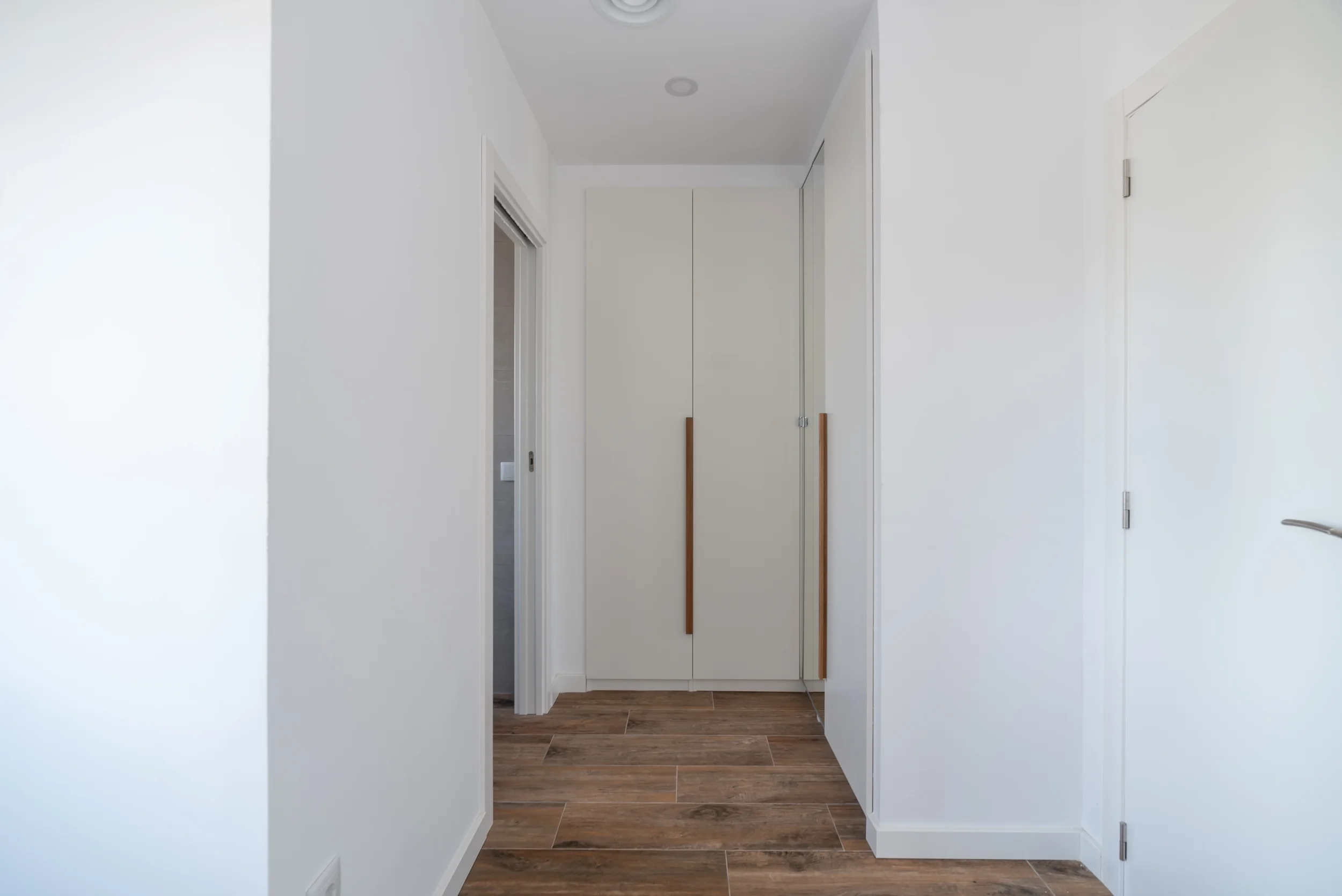 esvibar-arquitectes-villa-marisa-dormitorio-principal-almacenaje-vivienda-obra-nueva-benicassim.webp