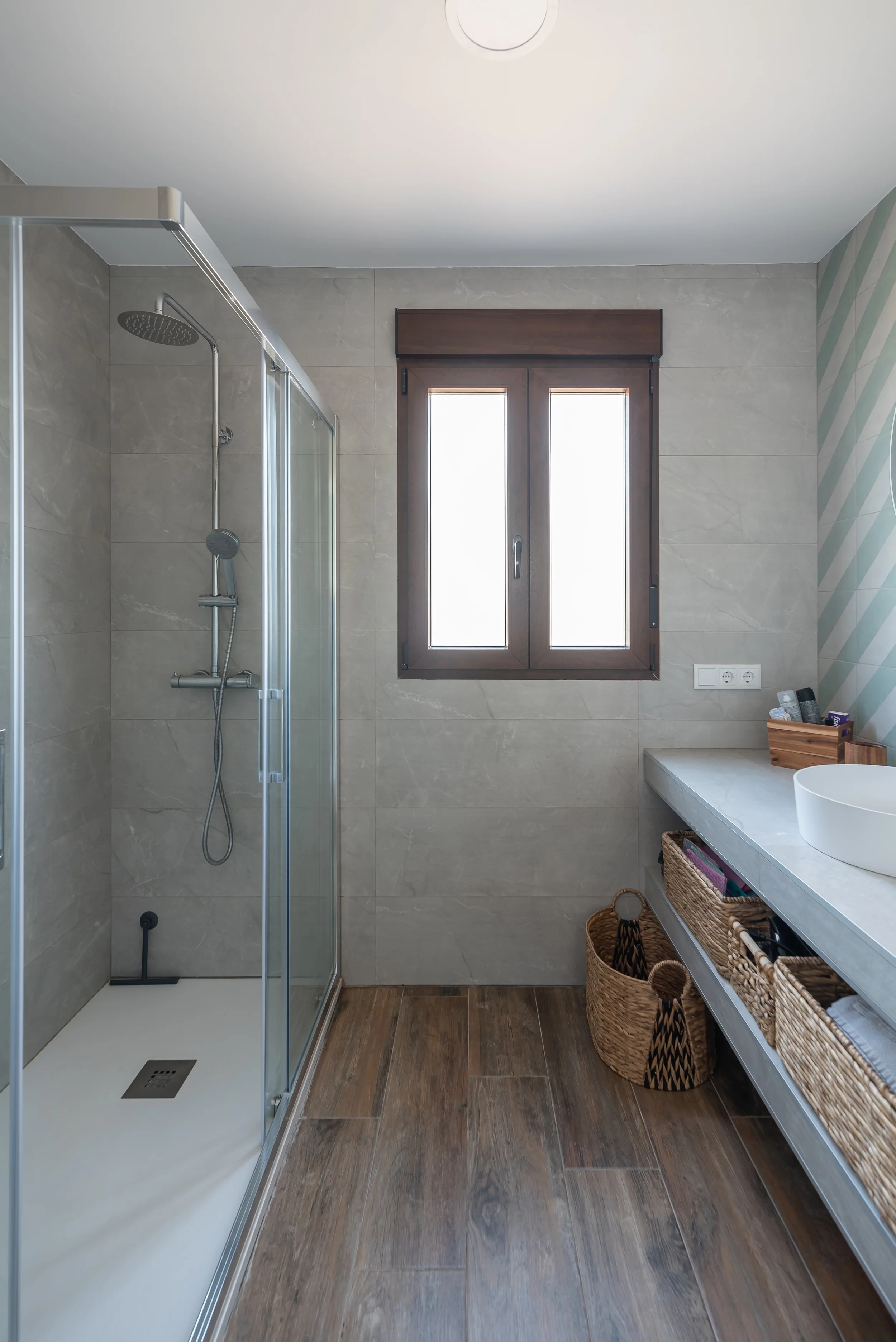 esvibar-arquitectes-villa-marisa-baño-principal-atemporal-vivienda-obra-nueva-benicassim.webp