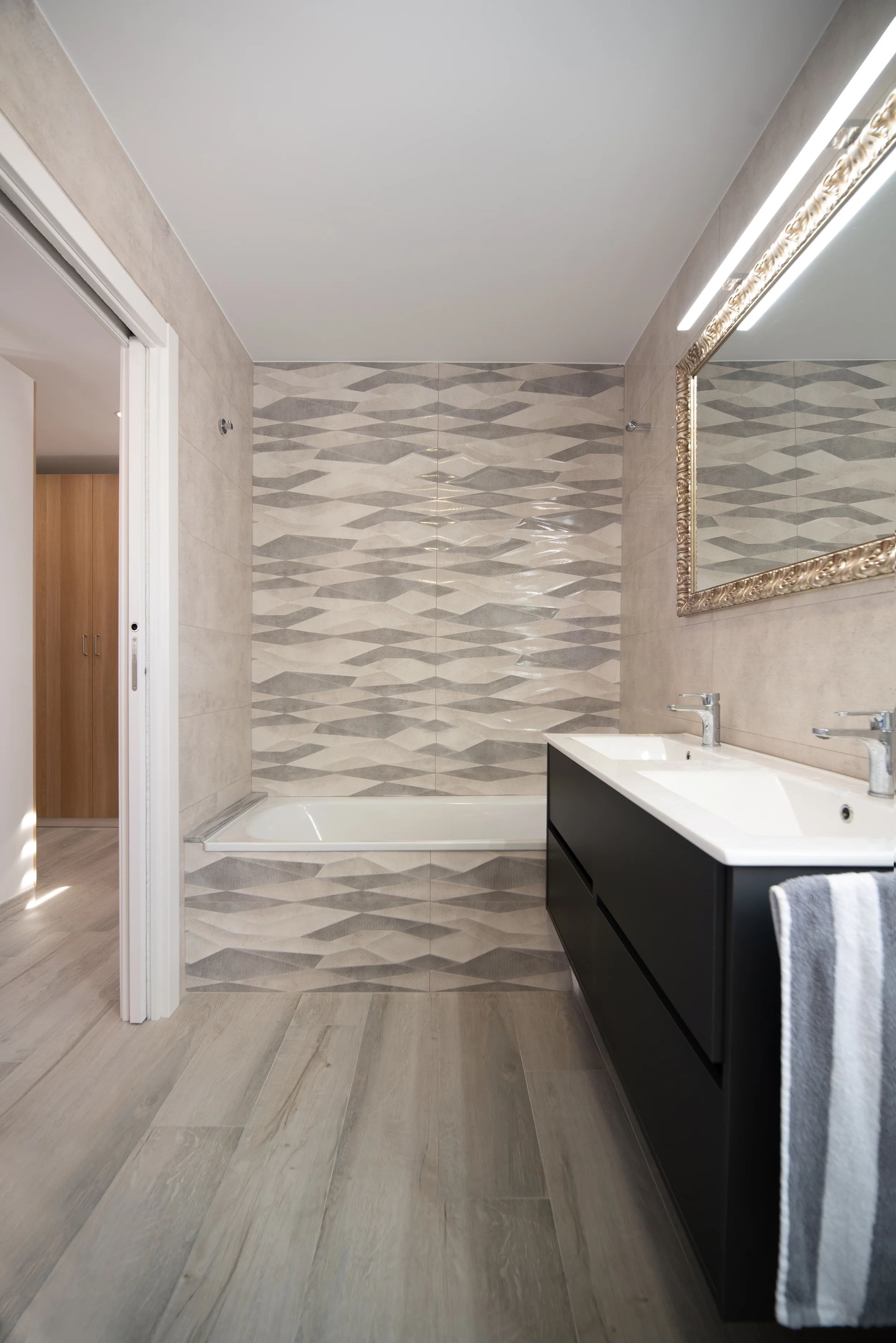 esvibar-arquitectes-villa-luca-baño-moderno-vivienda-obra-nueva-castellon-02.webp