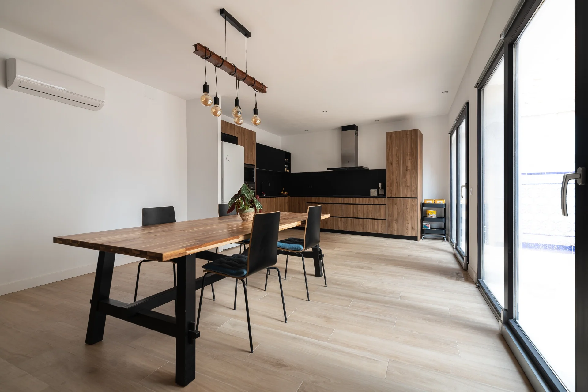 esvibar-arquitectes-casa-seco-comedor-cocina-atemporal-vivienda-rehabilitacion-integral-vilareal-castellon