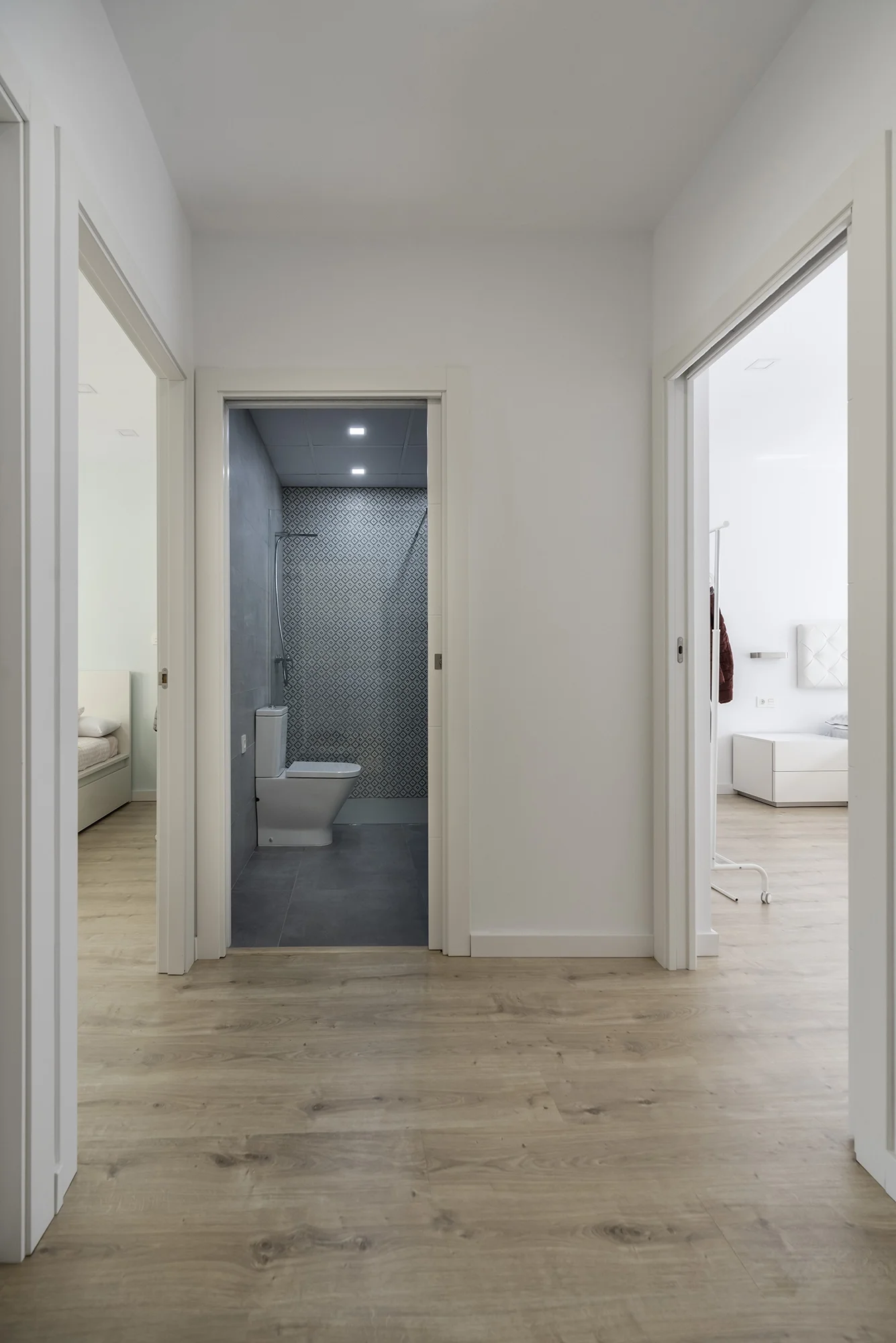 esvibar-arquitectes-grey-crest-distribuidor-luminoso-vivienda-reforma-integral-vilareal-castellon.webp