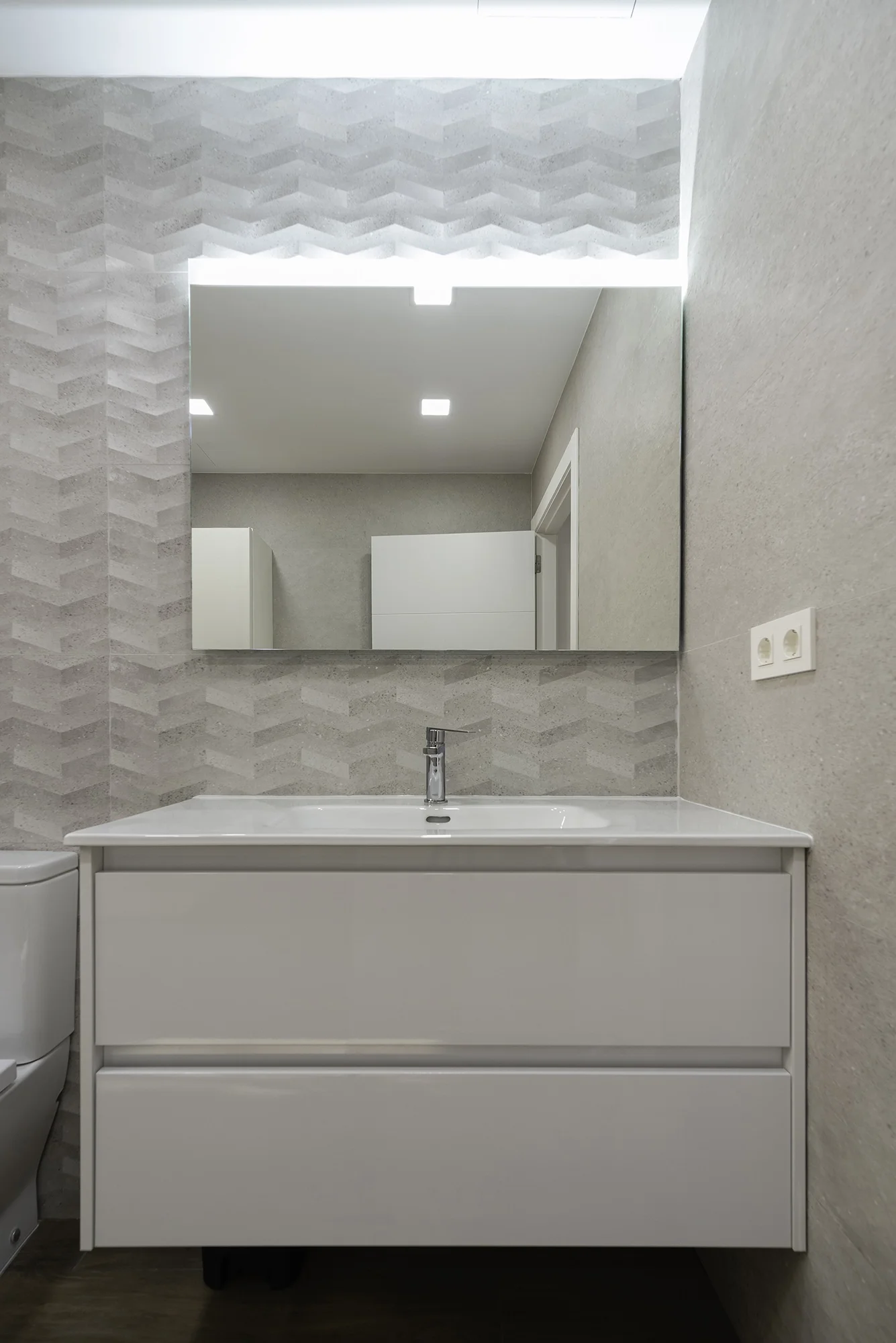 esvibar-arquitectes-grey-crest-baño-invitados-vivienda-reforma-integral-vilareal-castellon-01.webp