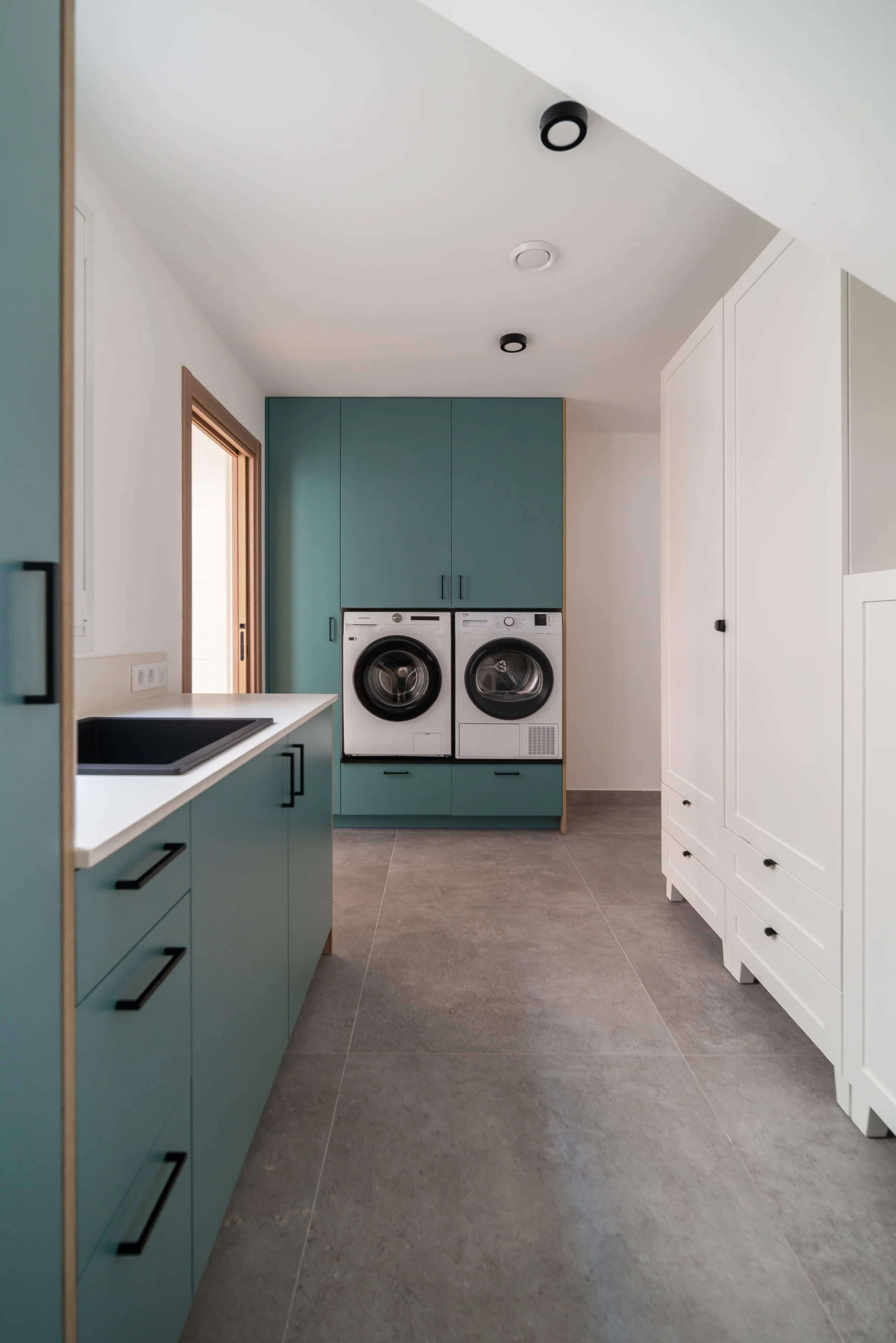 esvibar-arquitectes-casa-nupaes-lavanderia-funcional-vivienda-rehabilitacion-vilareal-castellon-01.webp