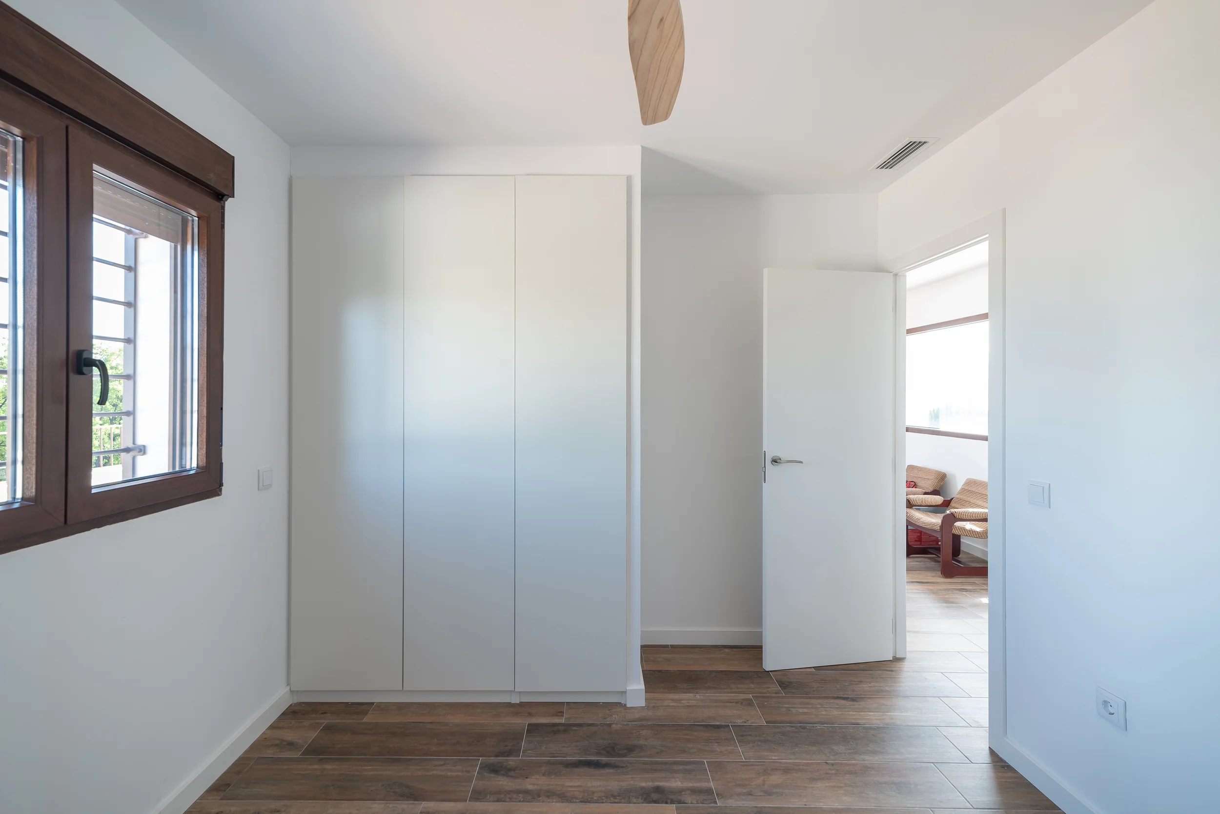 esvibar-arquitectes-villa-marisa-habitacion-luminosa-vivienda-obra-nueva-benicassim.webp