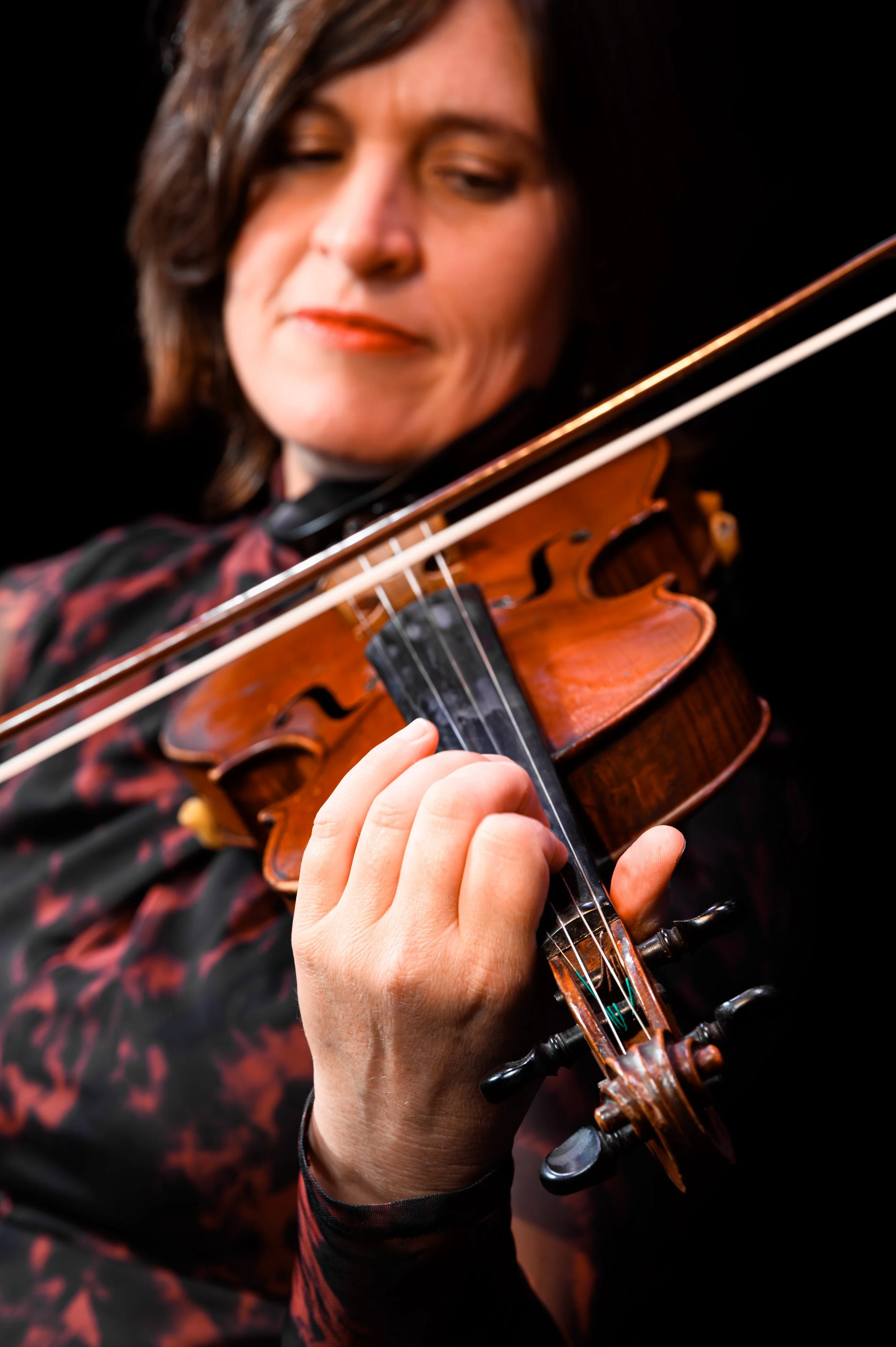 CHAMBER OBSCURA- Sophie individ, fingers in focus.jpg