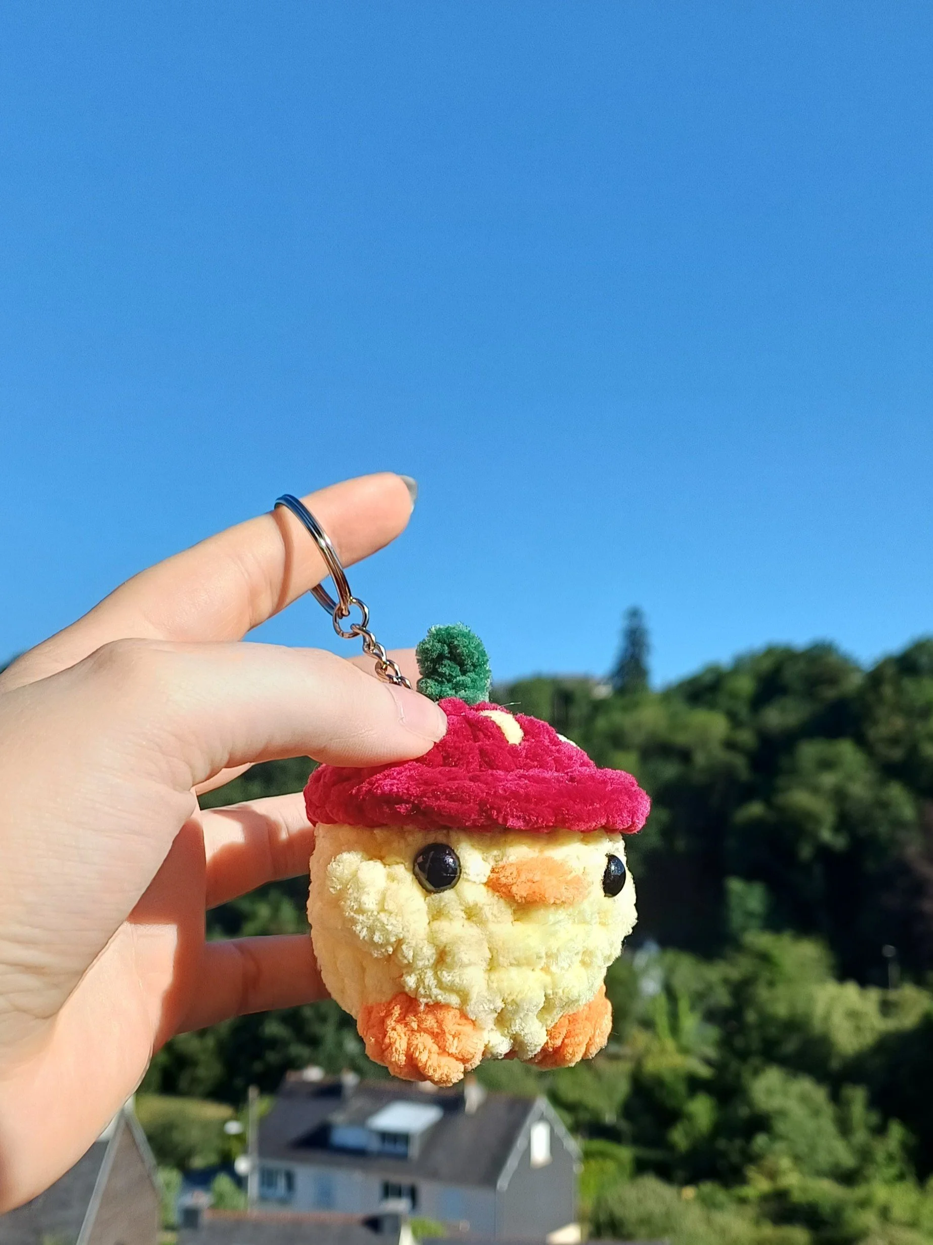Porte-Clé Poussin avec Chapeau Fraise
