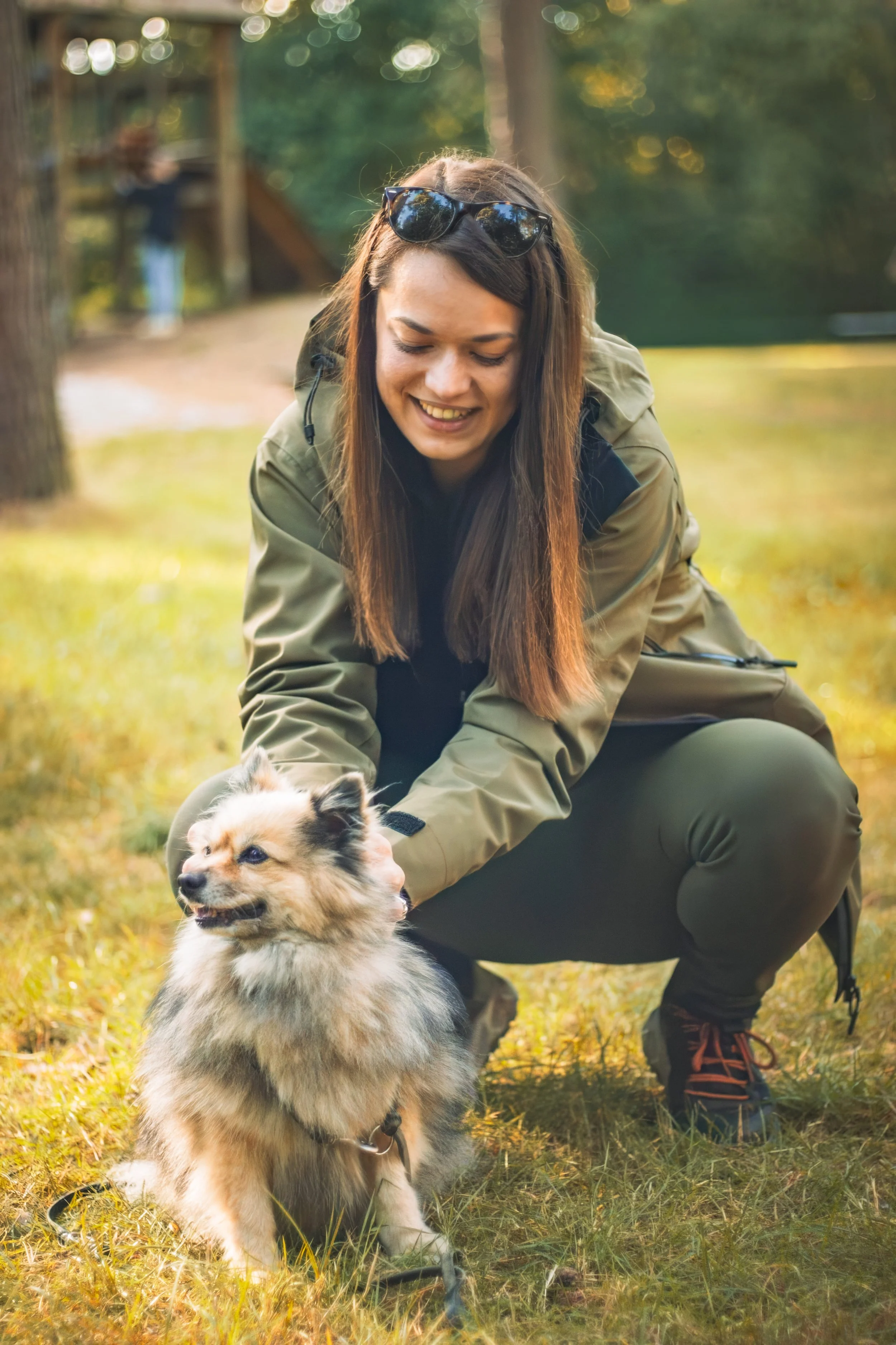Hundetrainerin kuschelt kleinen Spitz