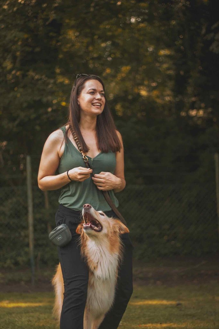 Hundetrainerin Alisa mit Hund Loki beim Training in Hamburg