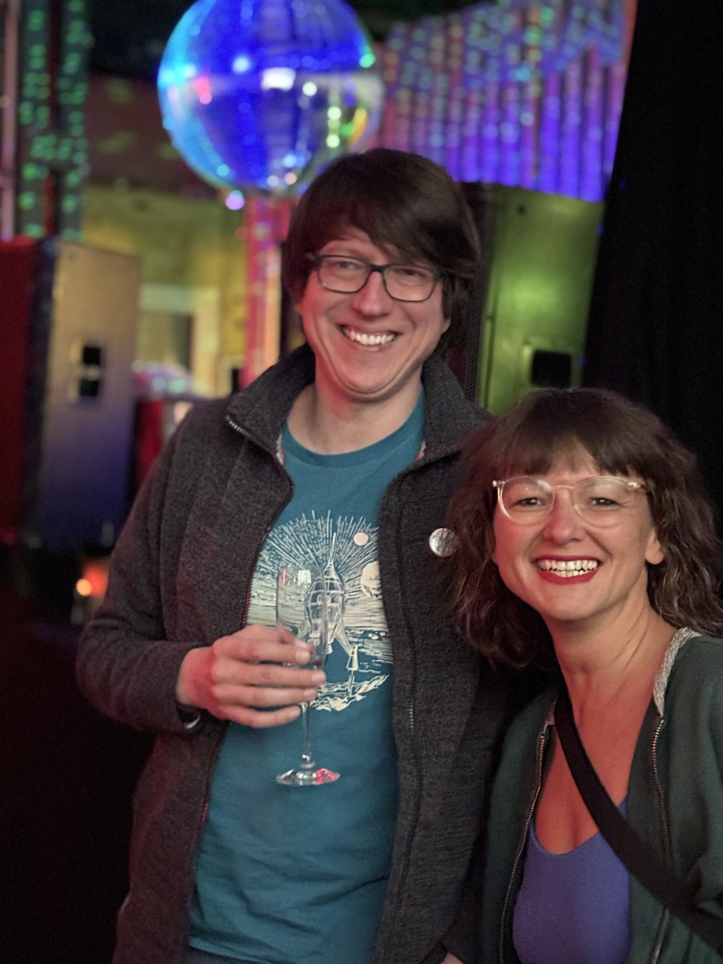 Foto von Simon und Caro, Organisator:innen der Fête de la Musique Neubrandenburg vom Studio am See e.V., bei der Premierenveranstaltung 2025.