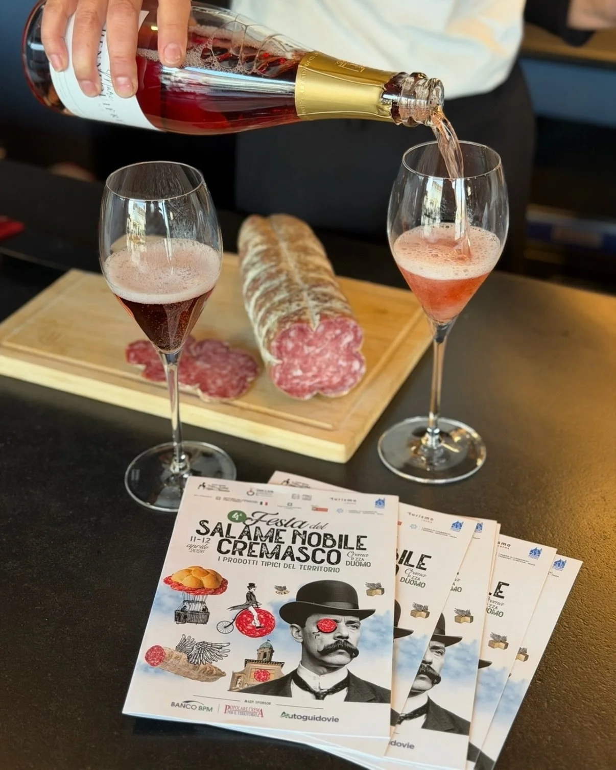 🎉 Questo weekend &egrave; tempo di Festa del Salame!

📅 Sabato 11 &amp; Domenica 12 aprile 📍 Ti aspettiamo da 3BriEn

Salame + Champagne &egrave; l&rsquo;abbinamento da non perdere 🍾
✨ Vieni a scoprirlo e brinda con noi!