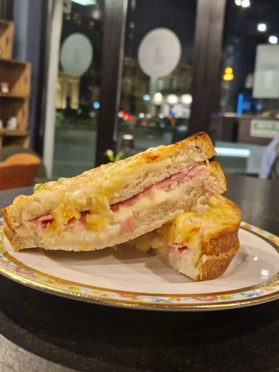 Croque Monsieur: un morso e sei in Francia. 🇫🇷
Nato nei caf&eacute; di Parigi nei primi del &lsquo;900, &egrave; diventato un classico senza tempo.
Croccante fuori, cremoso dentro.

Vieni a provarlo da 3BriEn 📍