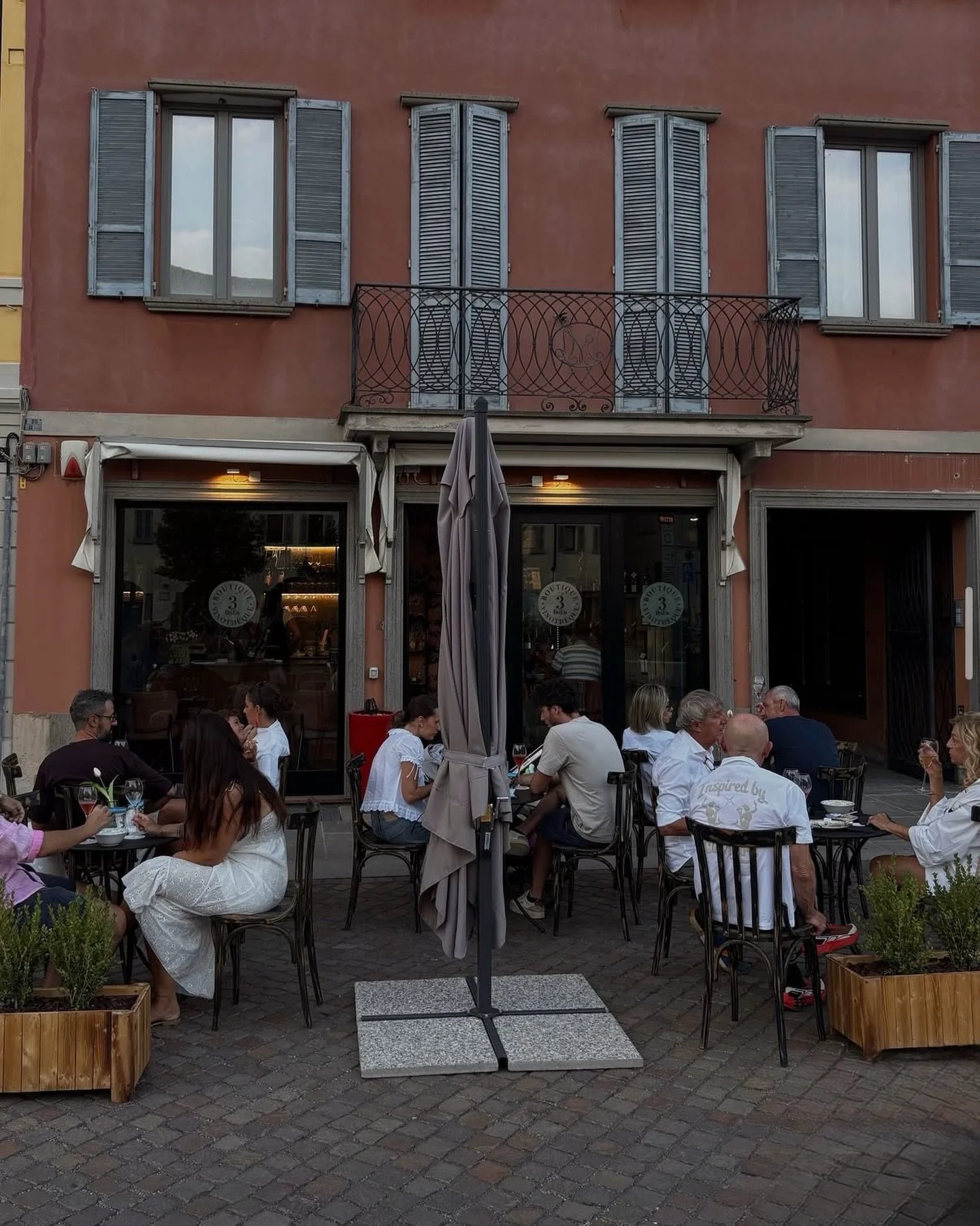 &Egrave; ufficiale: si brinda all&rsquo;aperto! ☀️🥂
Il dehor di 3BriEn &egrave; pronto e Piazza Garibaldi fa da cornice perfetta.

Chi viene a godersi il primo calice della stagione con noi? 👇