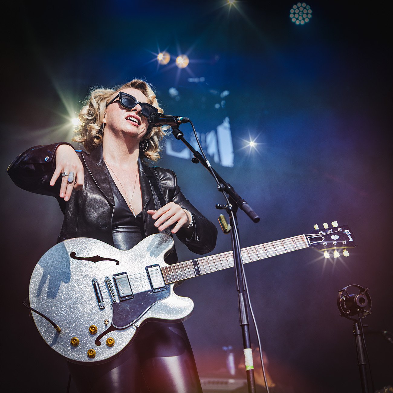 Samantha Fish performing on stage with a Gibson guitar at Puistoblues Festival in Järvenpää, 2026.