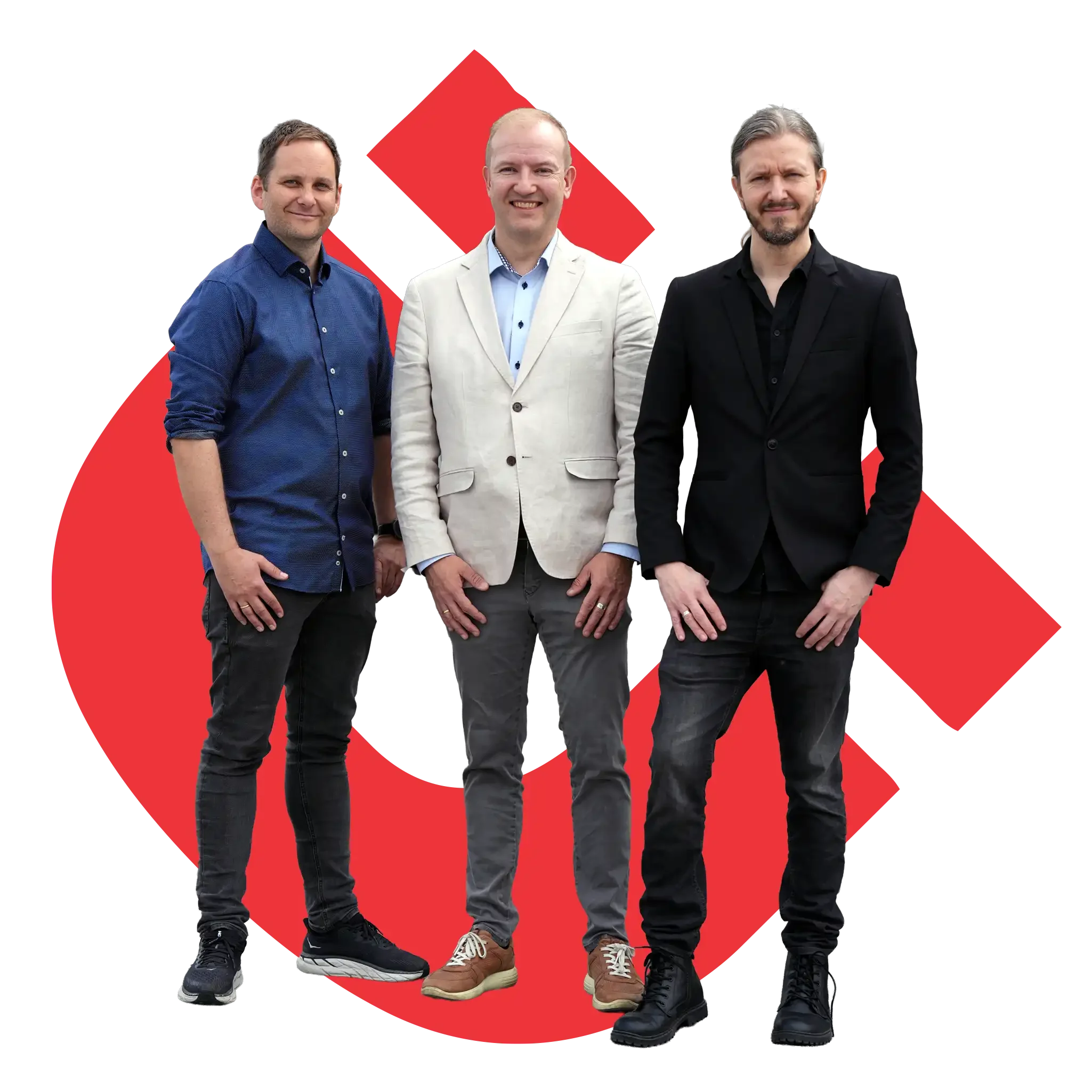 Tre menn står sammen foran en grafisk bakgrunn med tre fargede piler. Stian Myklebust fra Repix AS, Geir Arne Solheim fra Mediehub Group AS og Trygve Johan Solheim fra Frequency AS.