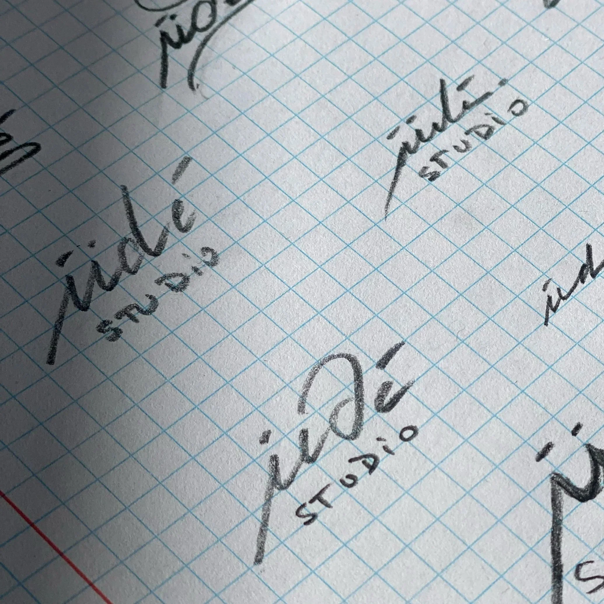 Une photo d'une feuille quadrillée avec des notes manuscrites en français, écrites au stylo. On peut voir certains mots comme 'soutien' et d'autres écritures en cursif.