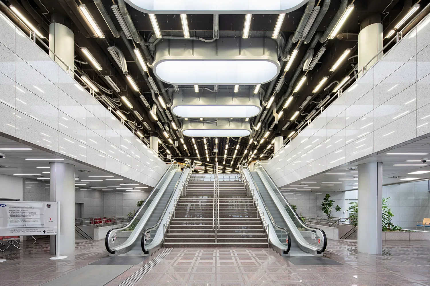 martinjager-architekturfotografie-buerogebaeude-wien-bautechnik-rolltreppe.webp