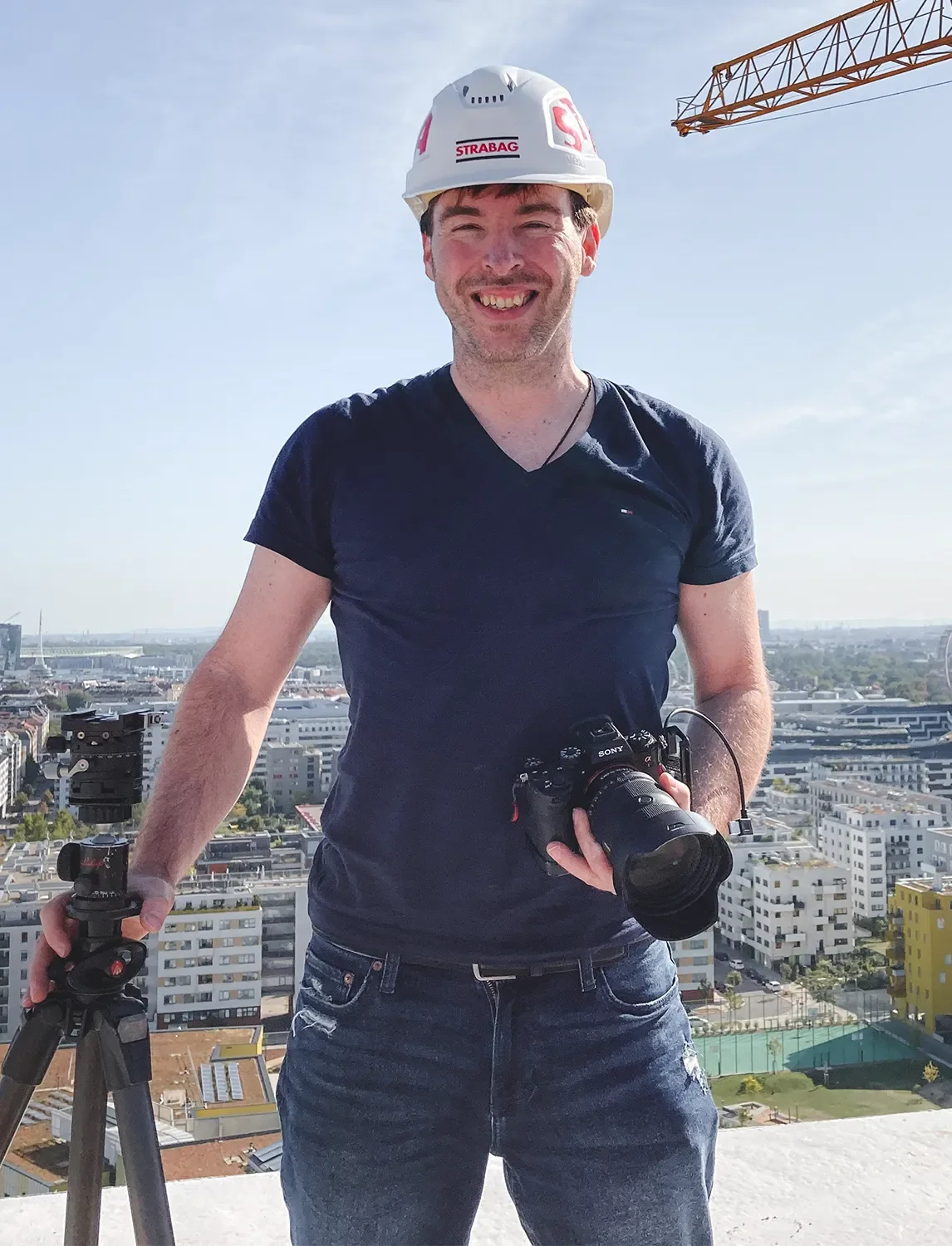 Fotograf Martin Jager bei Architekturfotografie am Dach einer Baustelle
