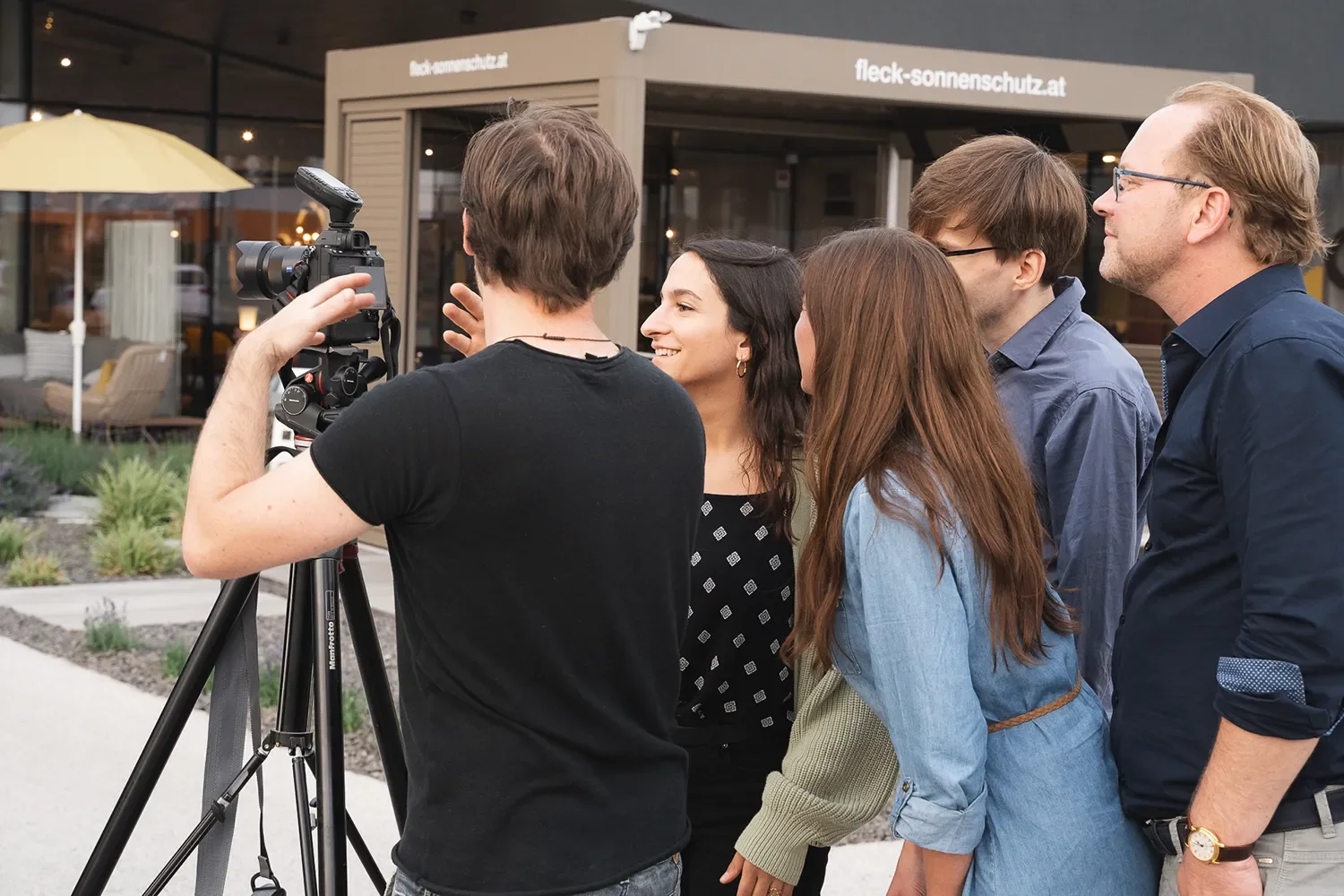 Fotograf martin Jager bei der Abstimmung eines Werbefotoshootings mit Marketing-Mitarbeiterinnen