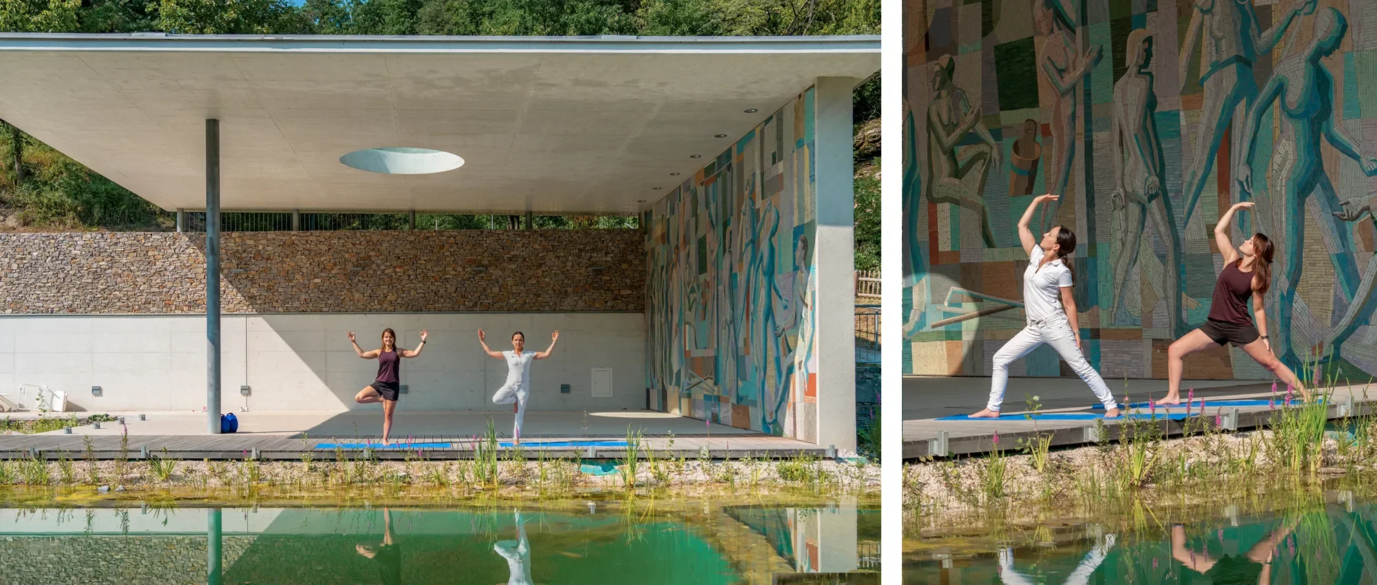 Zwei Frauen im Yoga-Posen auf Yoga-Matten, im Hintergrund eine Wand mit Wandmalerei, in einem modernen Gebäude mit Deckel und offenen circularen Schnitt über dem Dach, umgeben von Wasser und Natur, bei Sonnenlicht.