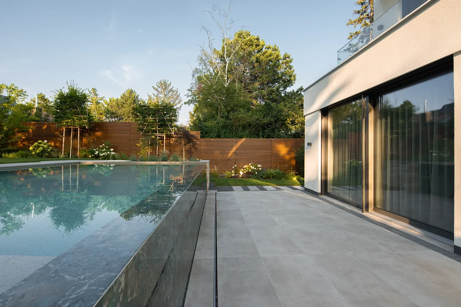 martinjager-naturstein-architekturfotograf-makler-villa-moedling-pool.webp
