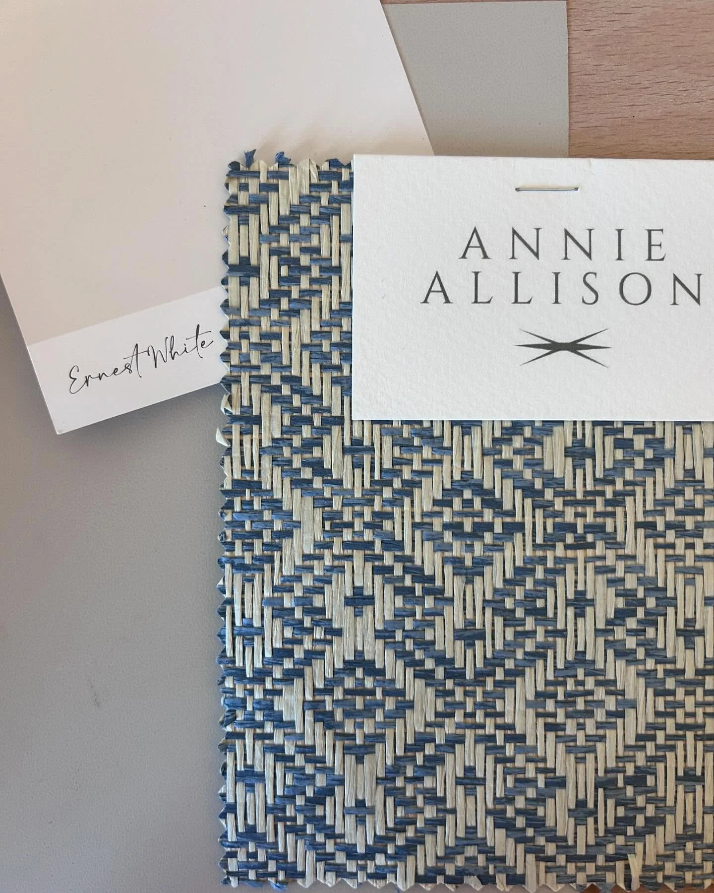 Wallpaper by @annieallisondesigns Paint in Mortar by @fenwickandtilbrook Woodwork paint in Ernest White by @wmorrisandco