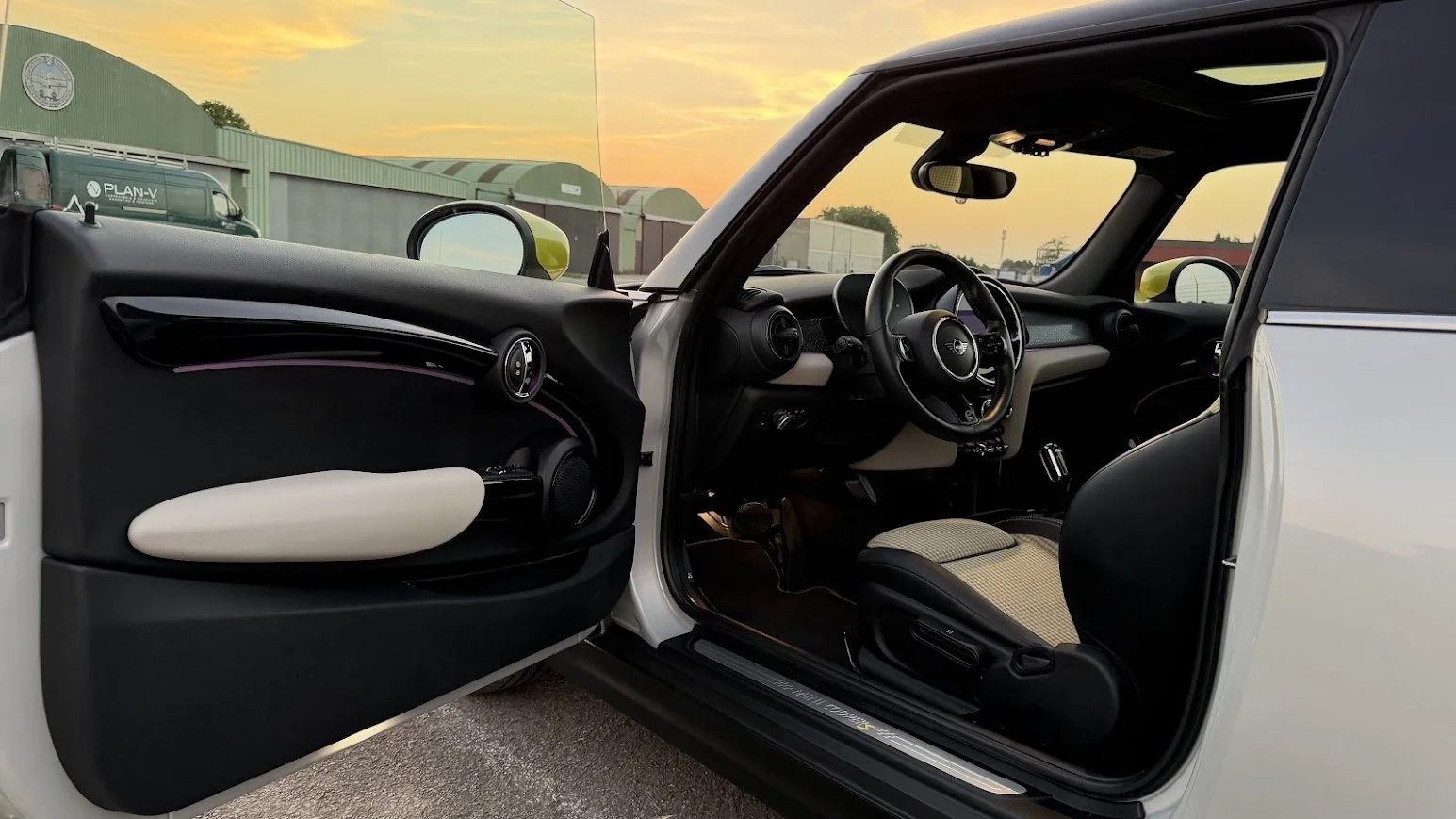 Mini Cooper SE linker portier open.jpg