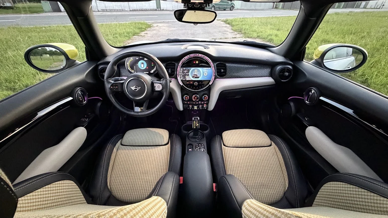Mini Cooper SE Interieur.jpg