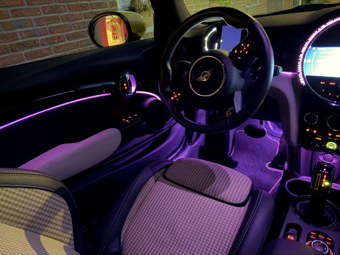 Mini Cooper SE Interieur verlichting paars roze.jpg