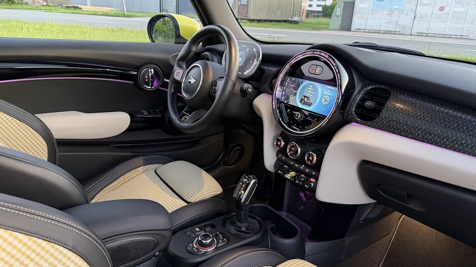 Mini Cooper SE Interieur Dashboard Diagonaal.jpg